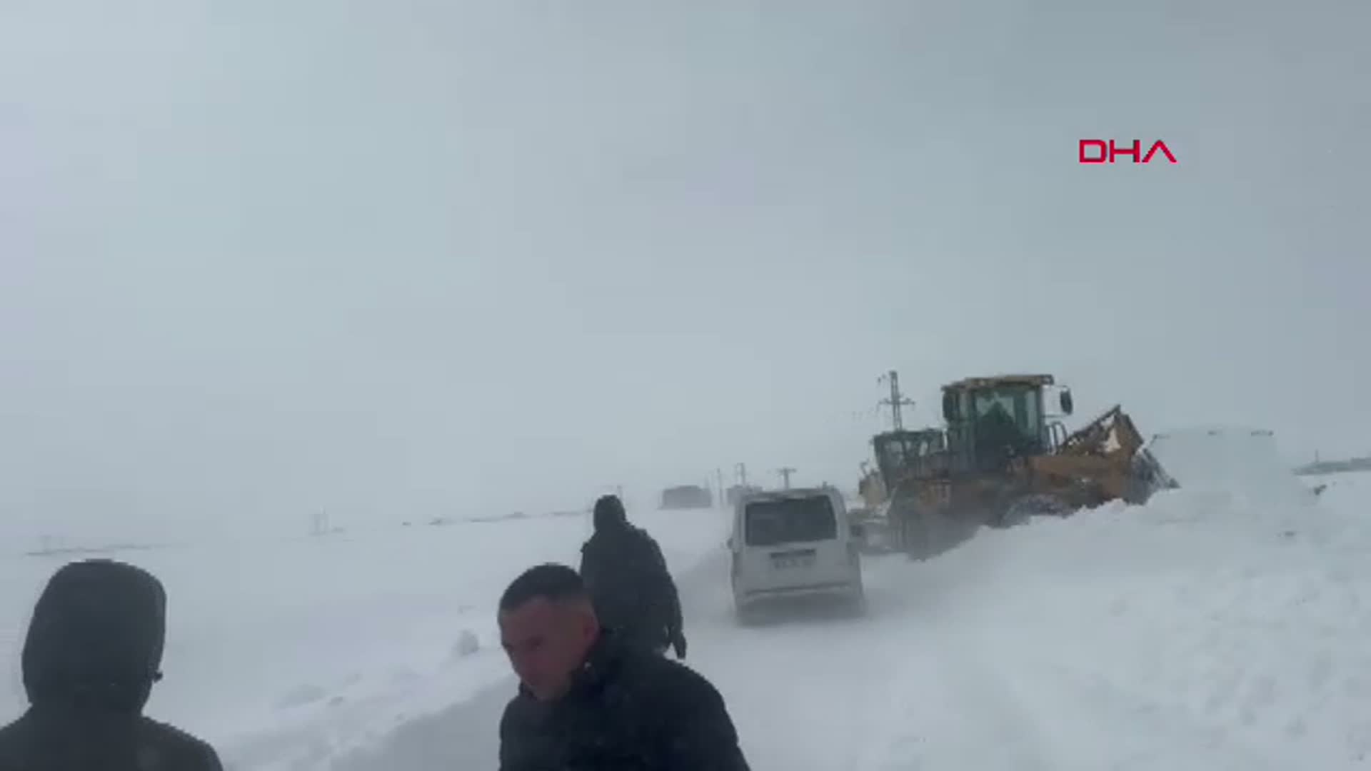 Kars'ta Kar Engeline Rağmen 12 Araç Güvenli Hale Getirildi