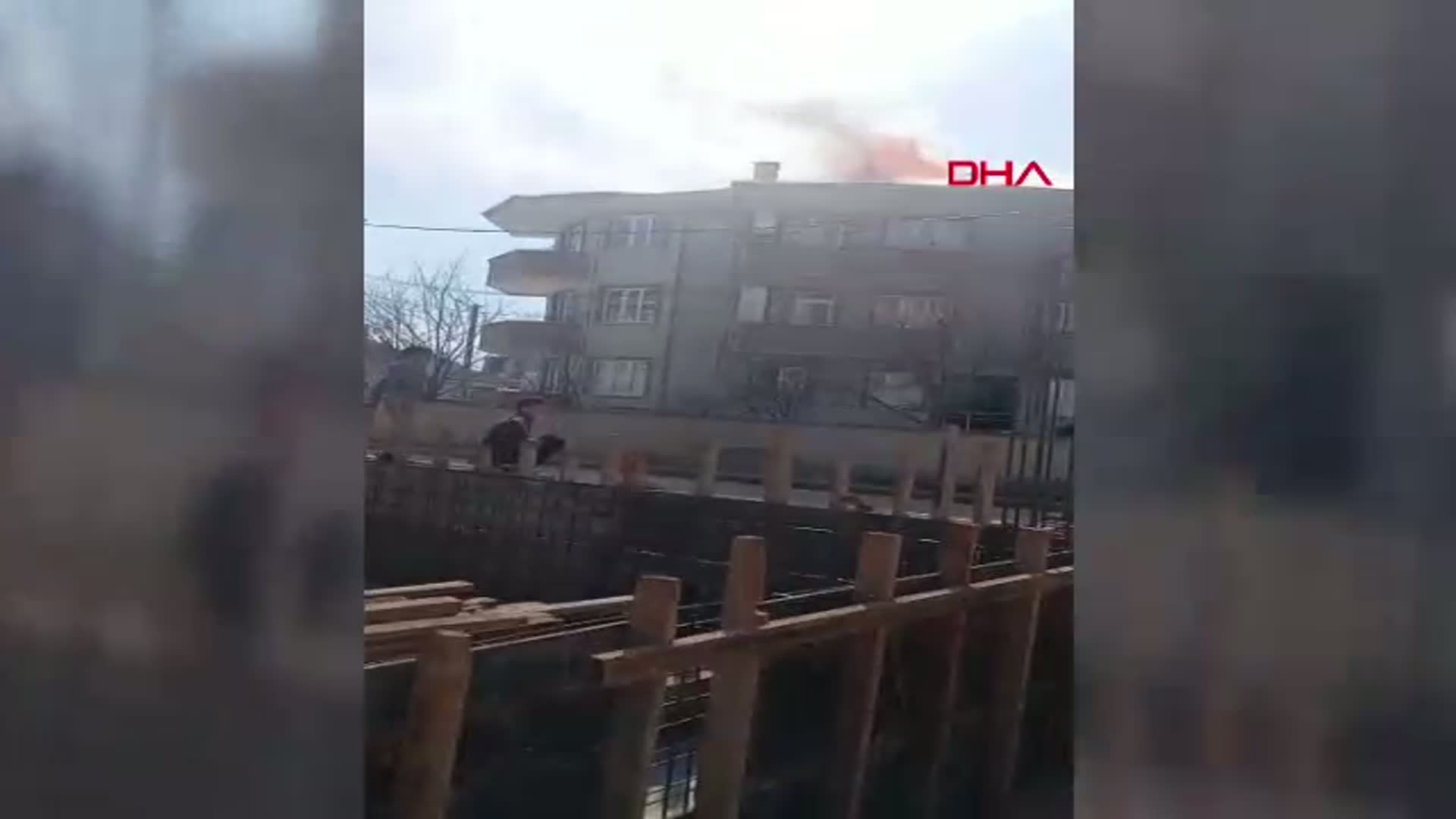 Bursa'da 3 Katlı Apartmanın Çatısı Alev Alev Yandı