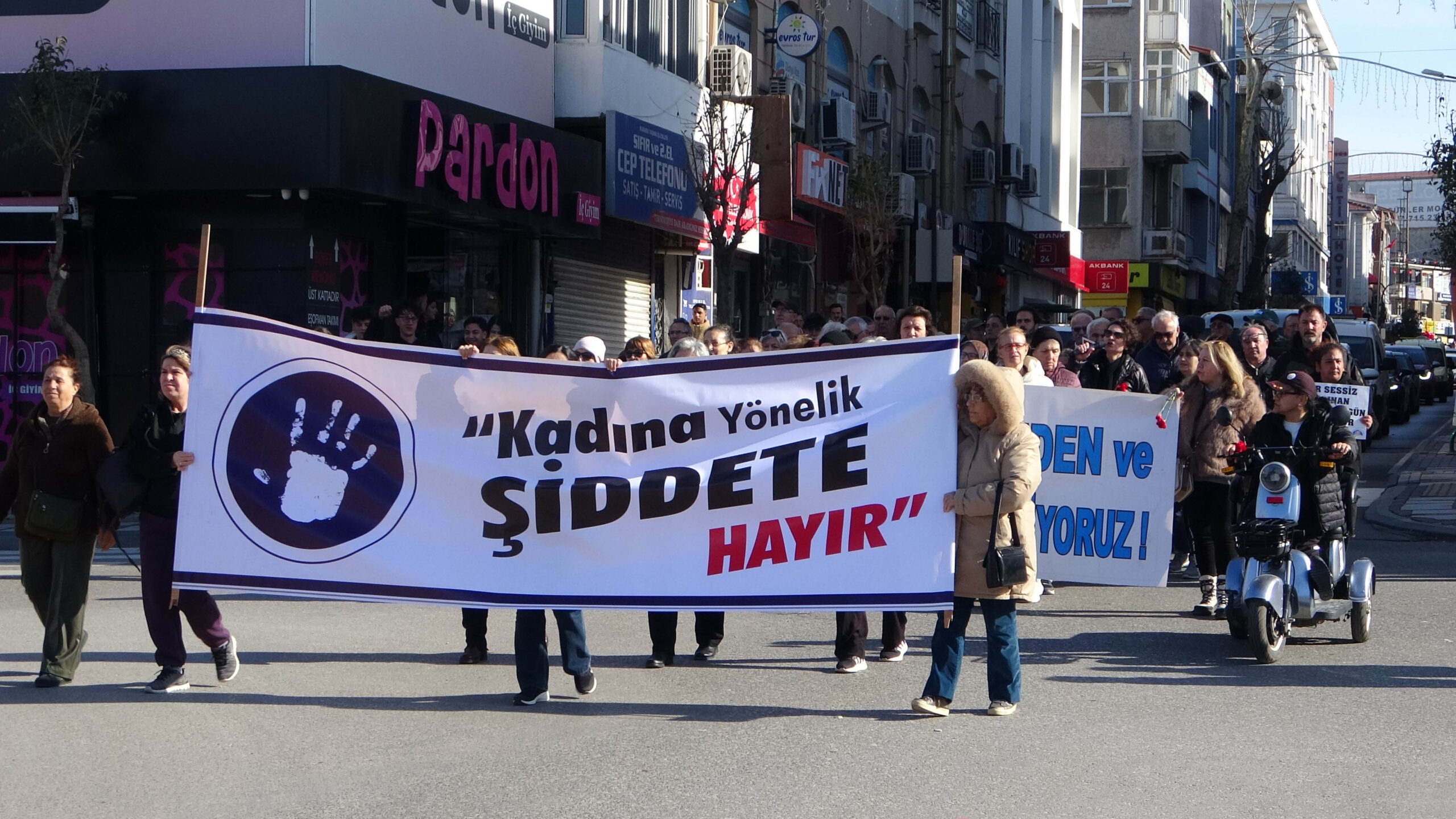 Edirne'de Kadınlardan Coşkulu 8 Mart Yürüyüşü