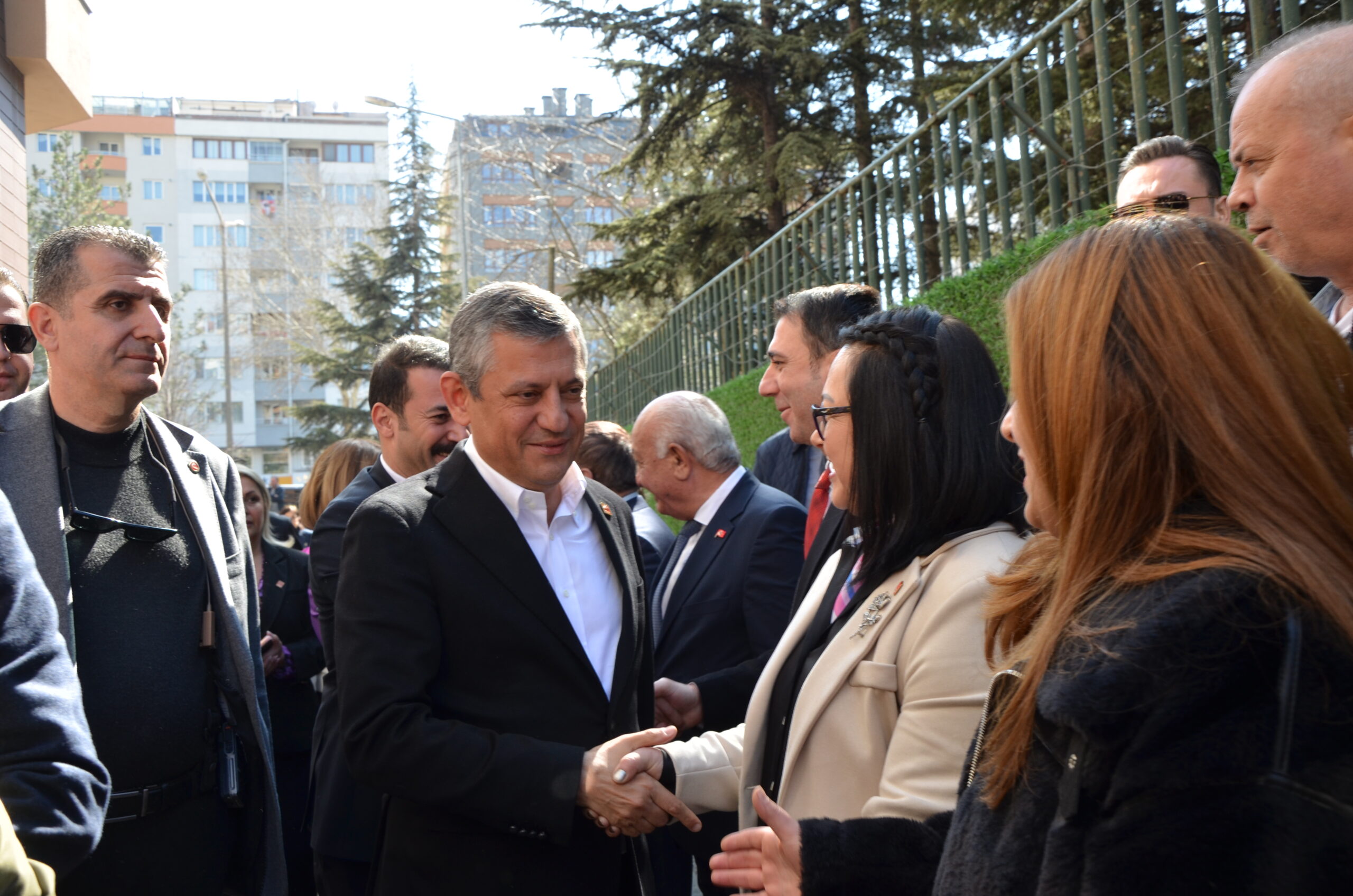 Özgür Özel: 'İktidarımızda Esnaf ve Emeklilerin Yüzü Gülecek'