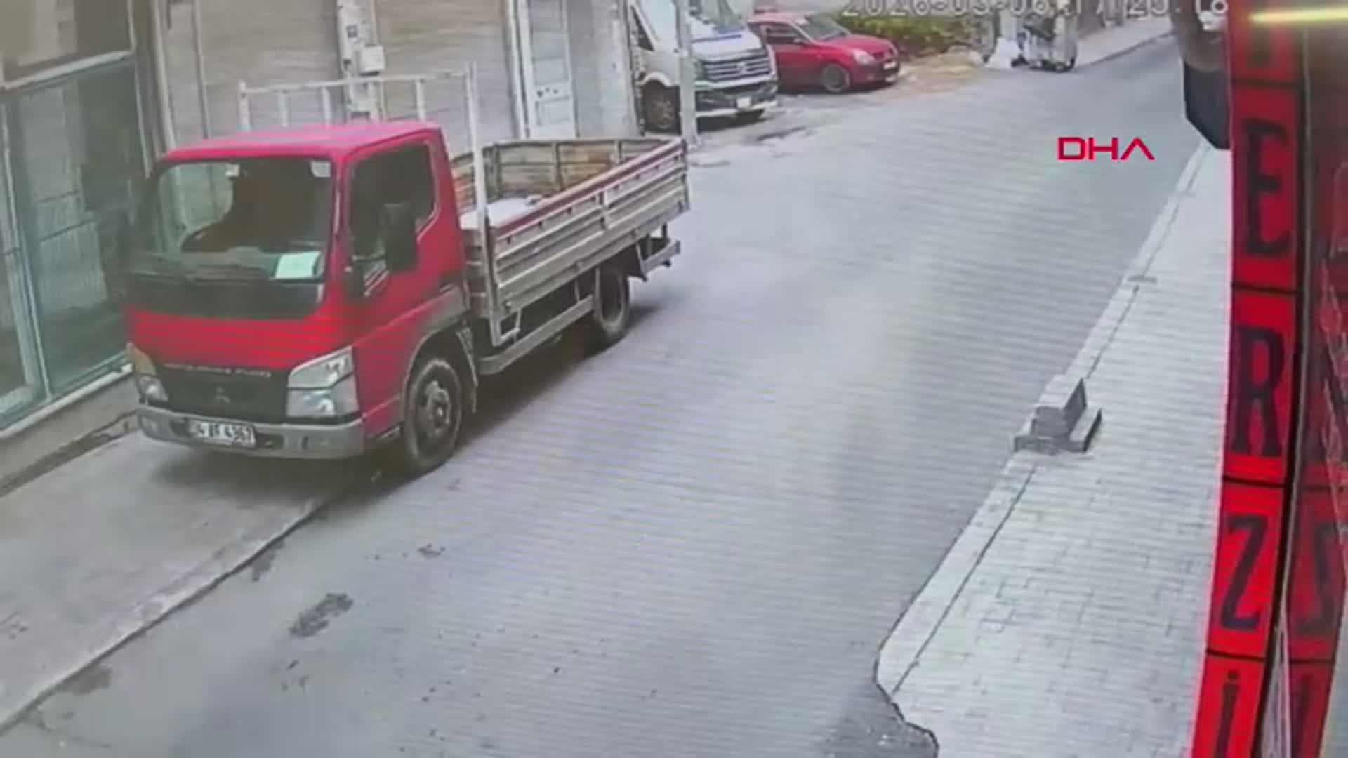 Çorlu'da Sokak Ortasında Darp Edilen Adamın Anları Güvenlik Kamerasında