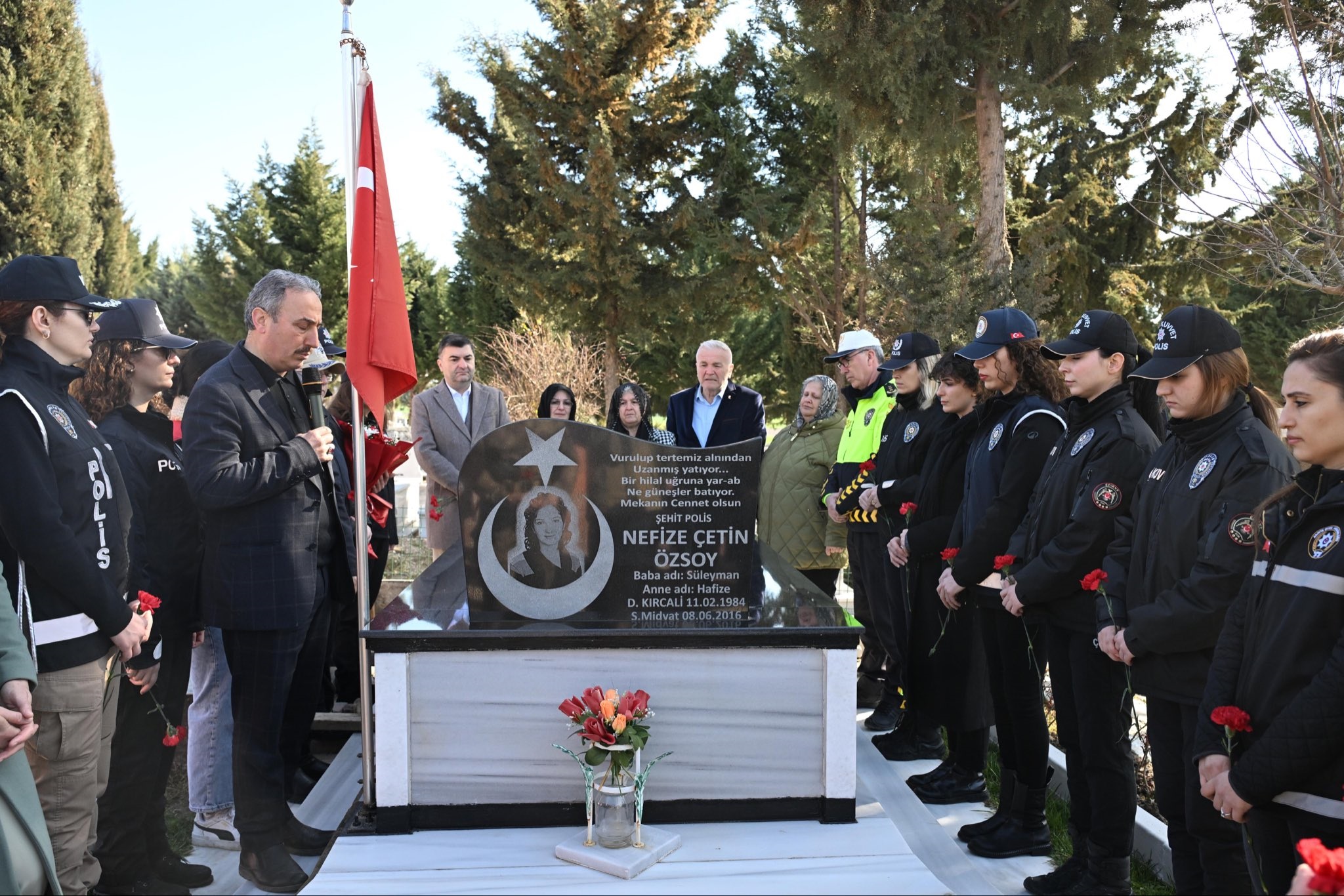 Edirne'de Kadın Polisler, Şehit Meslektaşlarını Kabri Başında Andı