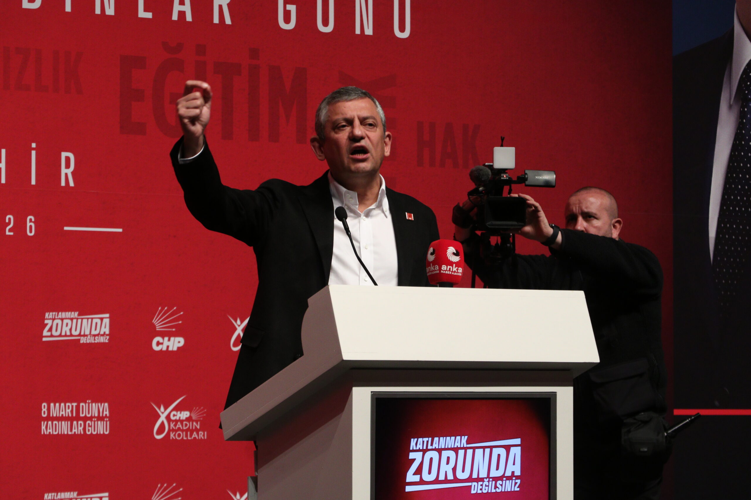 Özgür Özel'den Kadınlar Günü'nde Güçlü Mesajlar