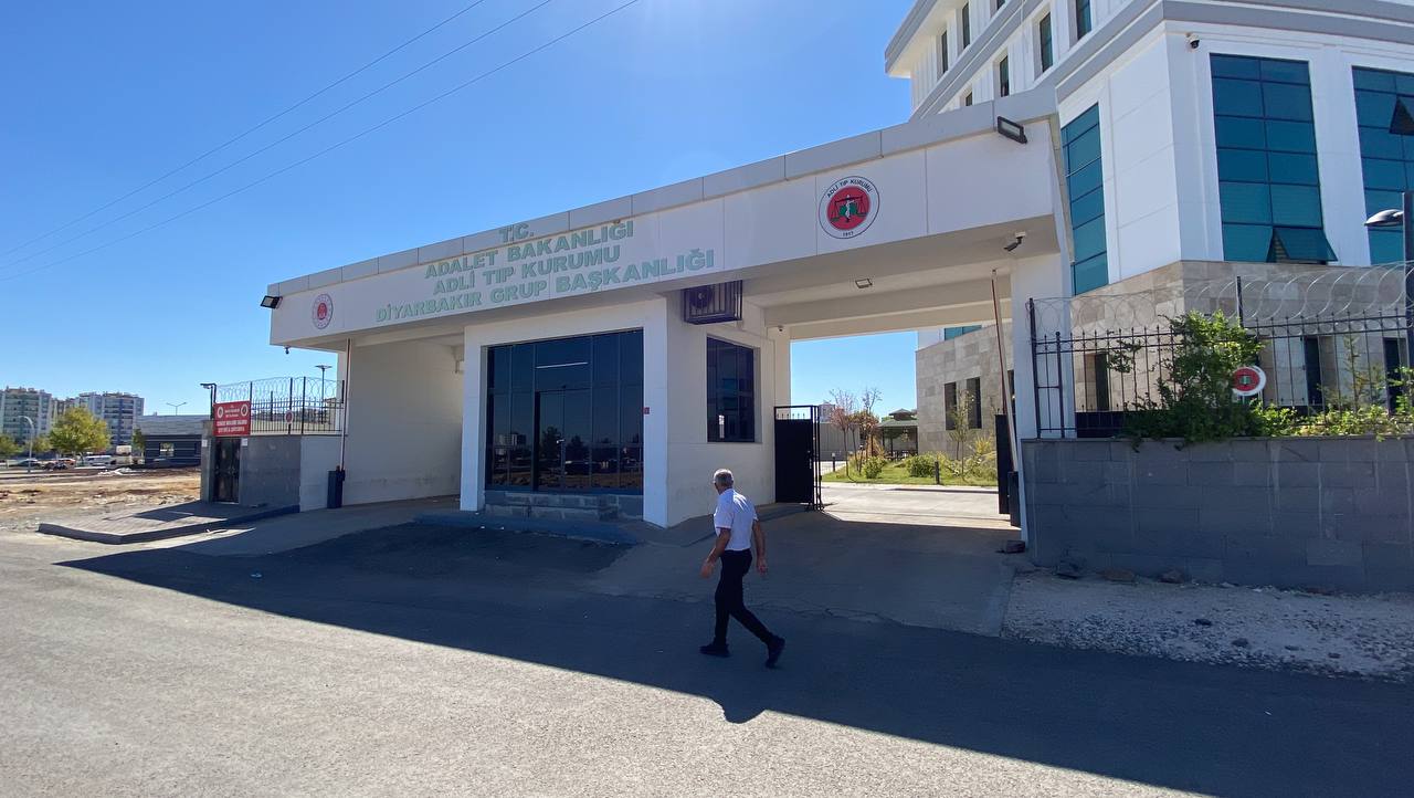 Diyarbakır'da Akraba Aileler Arasında Silahlı Kavga: 1 Kişi Hayatını Kaybetti, 3 Yaralı