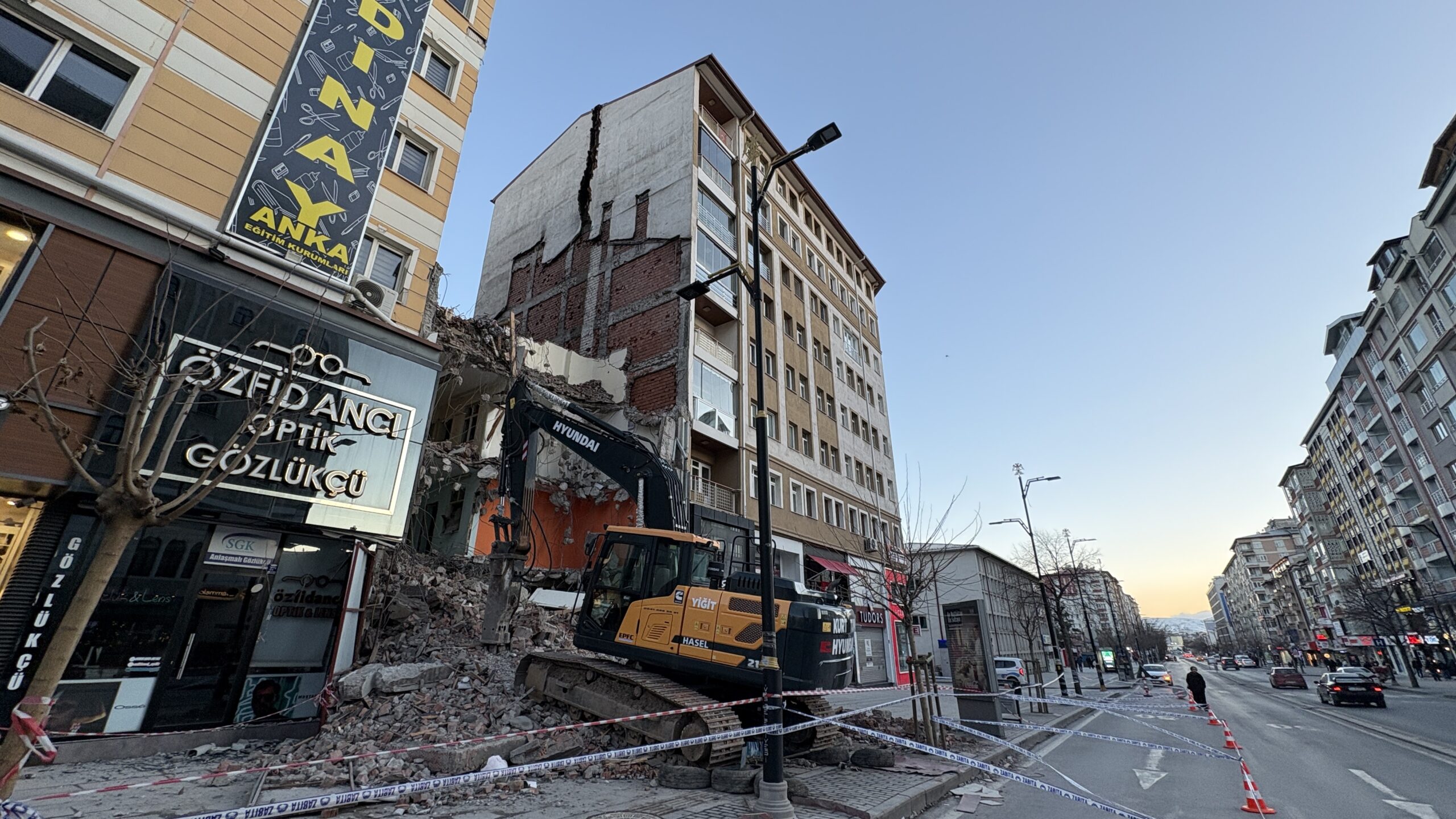 Sivas'ta Yıkım Esnasında Yan Bina Tehlikeye Girdi, 21 Daire Boşaltıldı