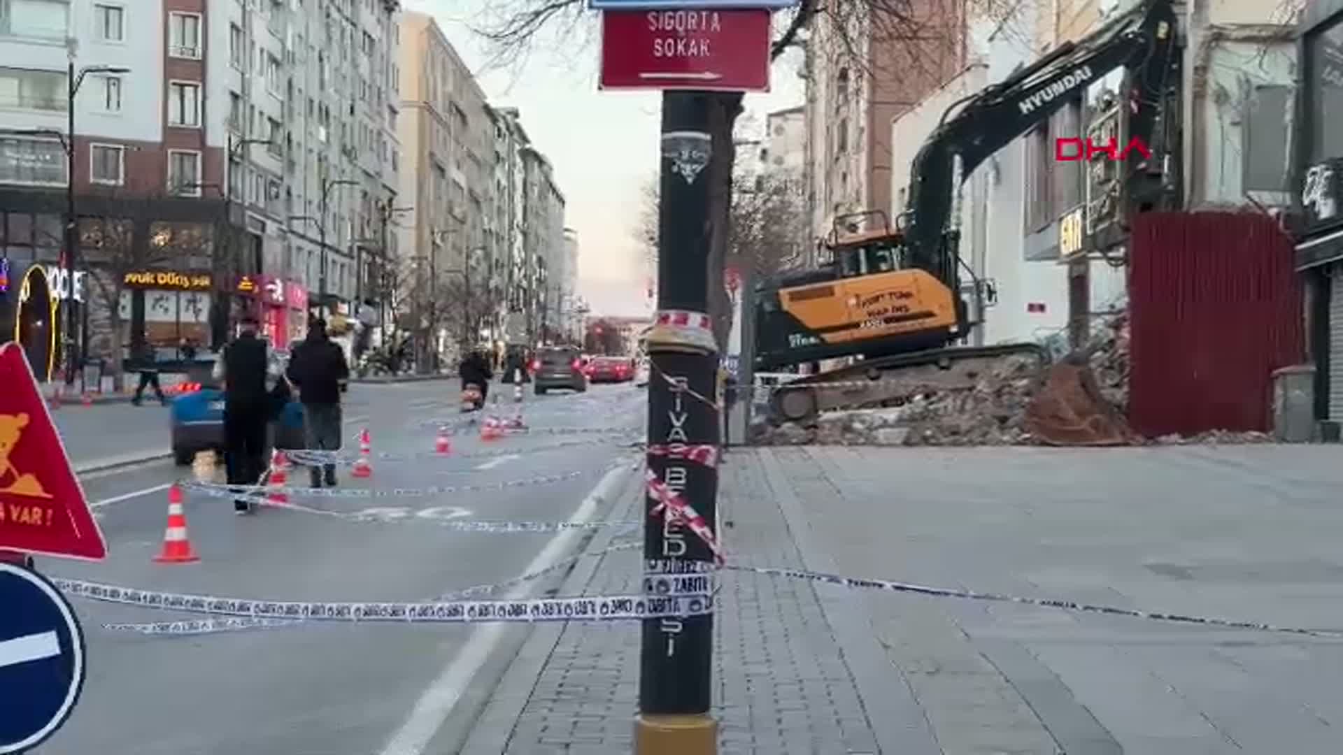 Sivas'ta Binanın Yıkımı Sırasında Komşu Apartmana Zarar Verildi