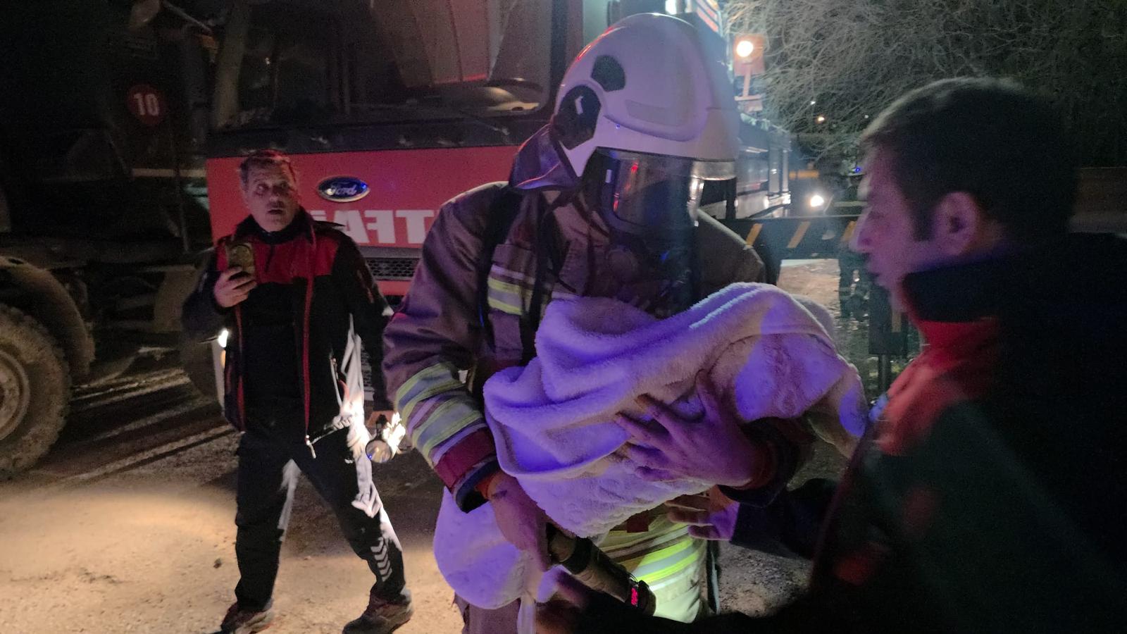 Hatay'da 5 Katlı Binada Yangın Paniği: 3 Yaralı