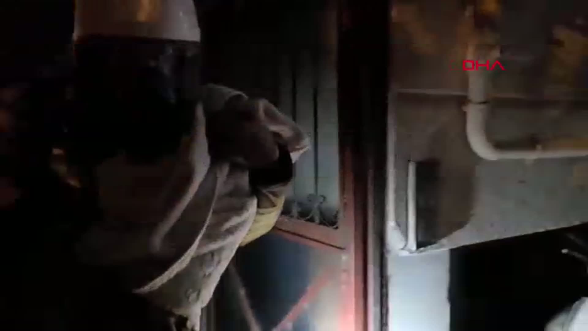 Hatay'da 5 Katlı Binada Yangın: 3 Kişi Dumandan Etkilendi