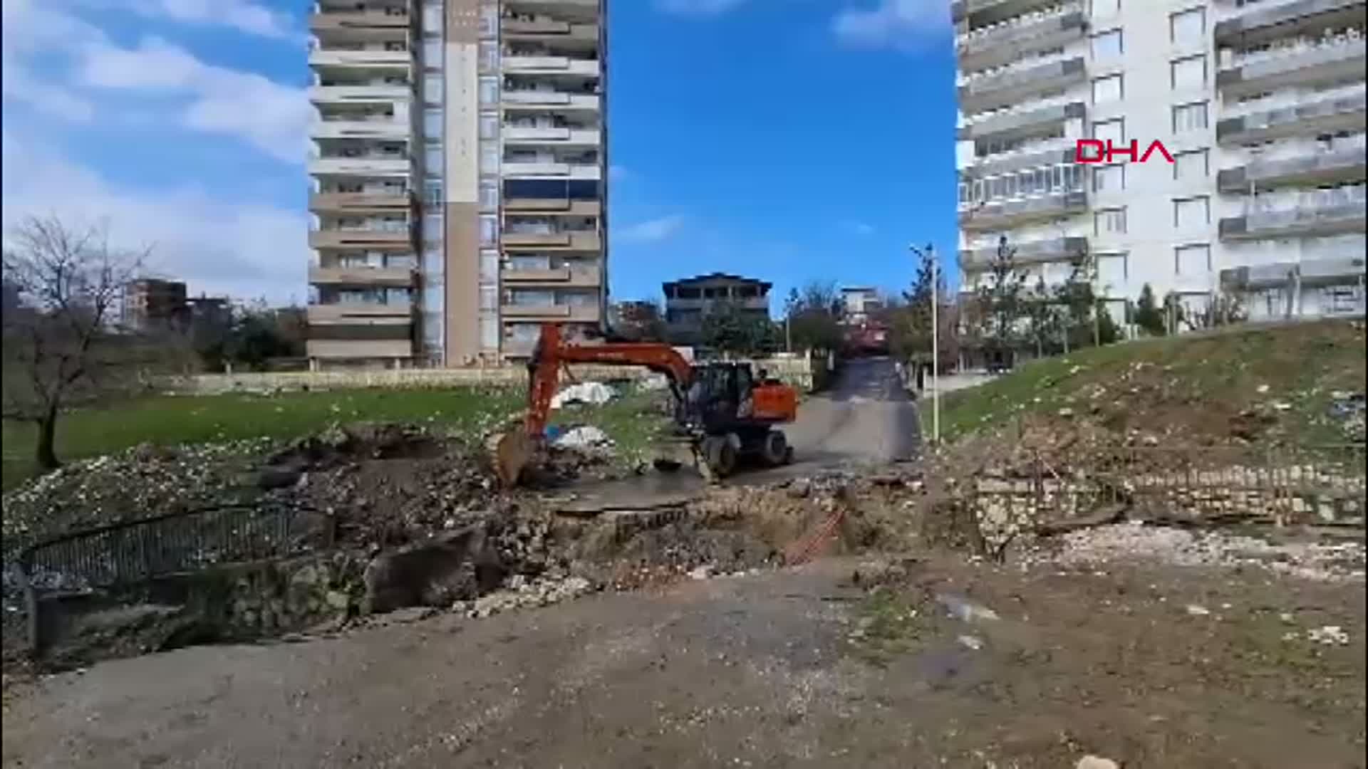 Diyarbakır'da Şiddetli Yağışlar Menfez Köprüyü Çökertti