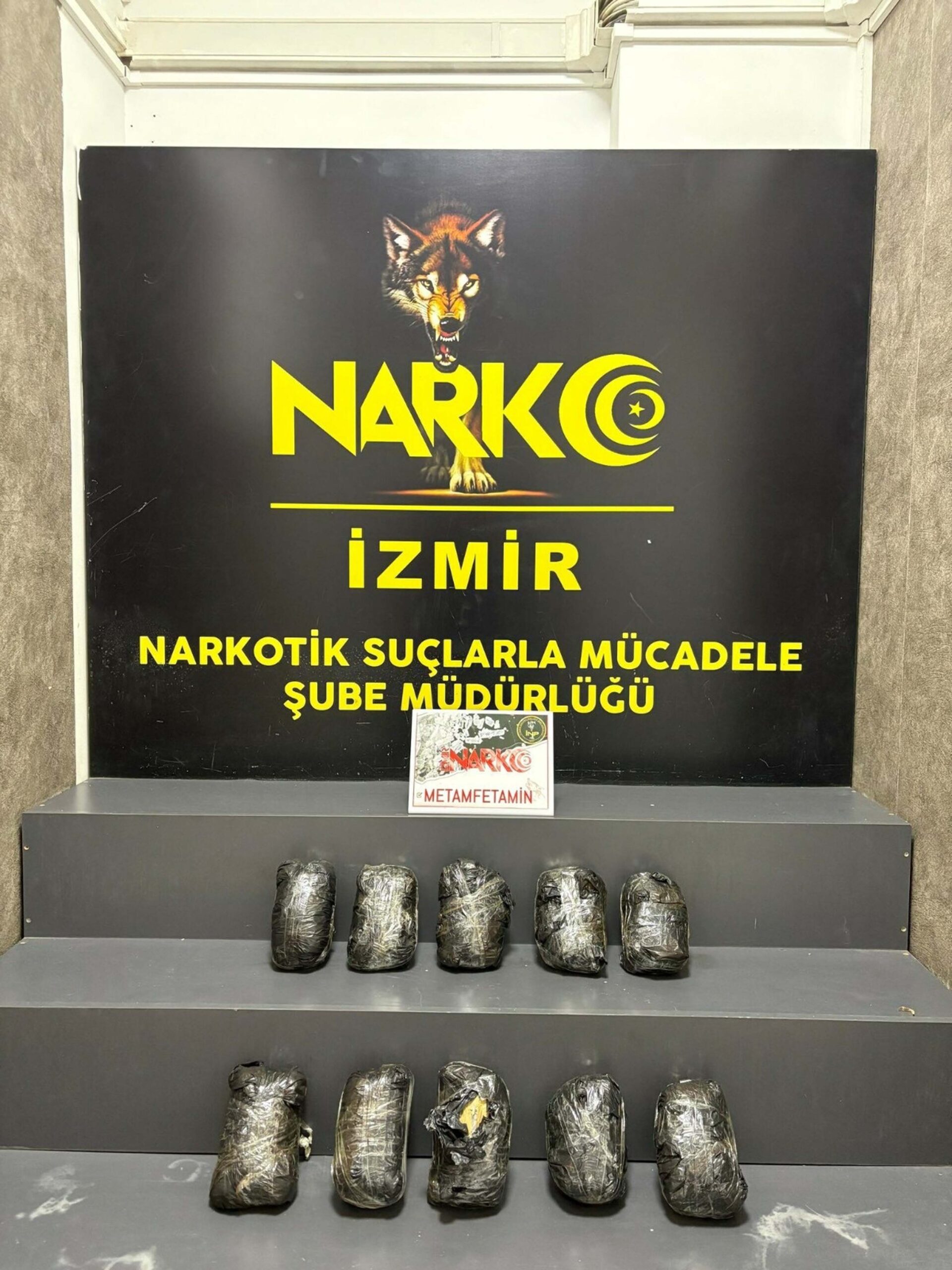 İzmir'de Polisin Operasyonu: 10 Kilo Metamfetamin Ele Geçirildi