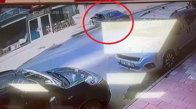 Elazığ'da Otomobil Mobilya Mağazasına Çarptı: O Anlar Kamerada