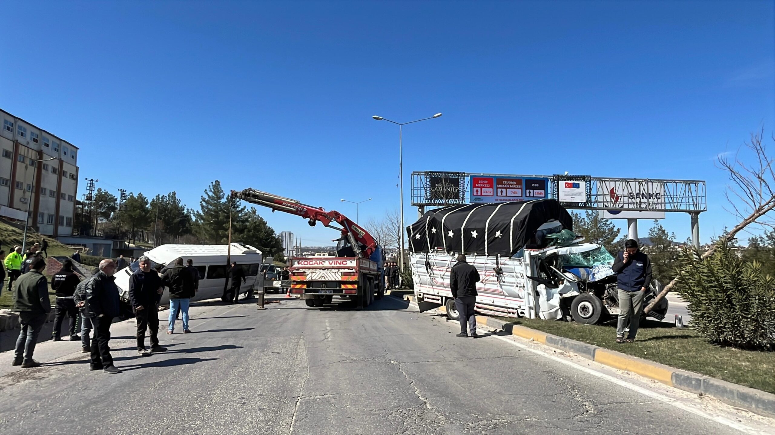 Gaziantep’te Kamyonet ve Minibüs Çarpıştı: 4 Yaralı