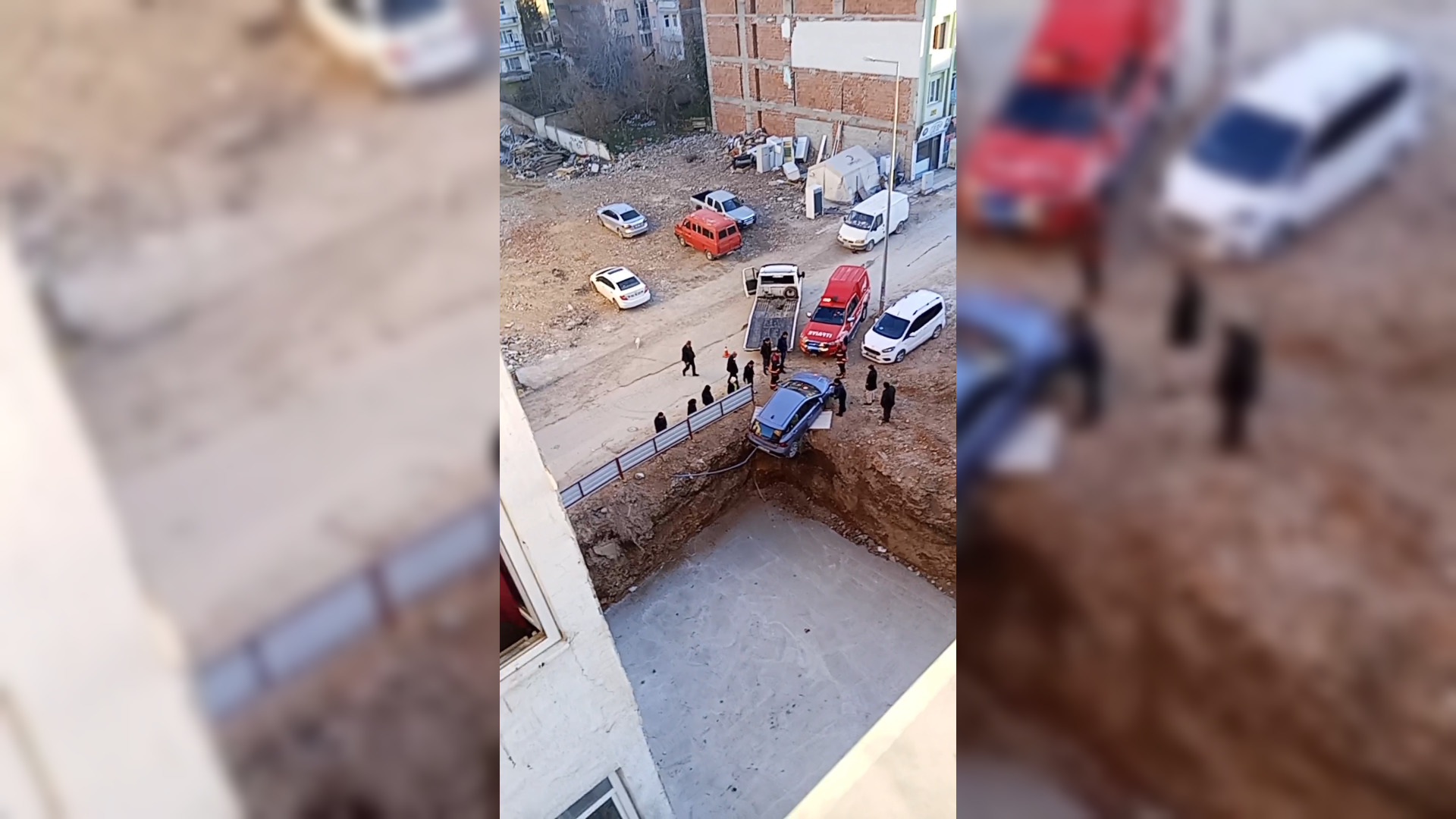 Son Anda Kurtarılan Otomobil: Inşaat Temeline Düşmekten Saklandı