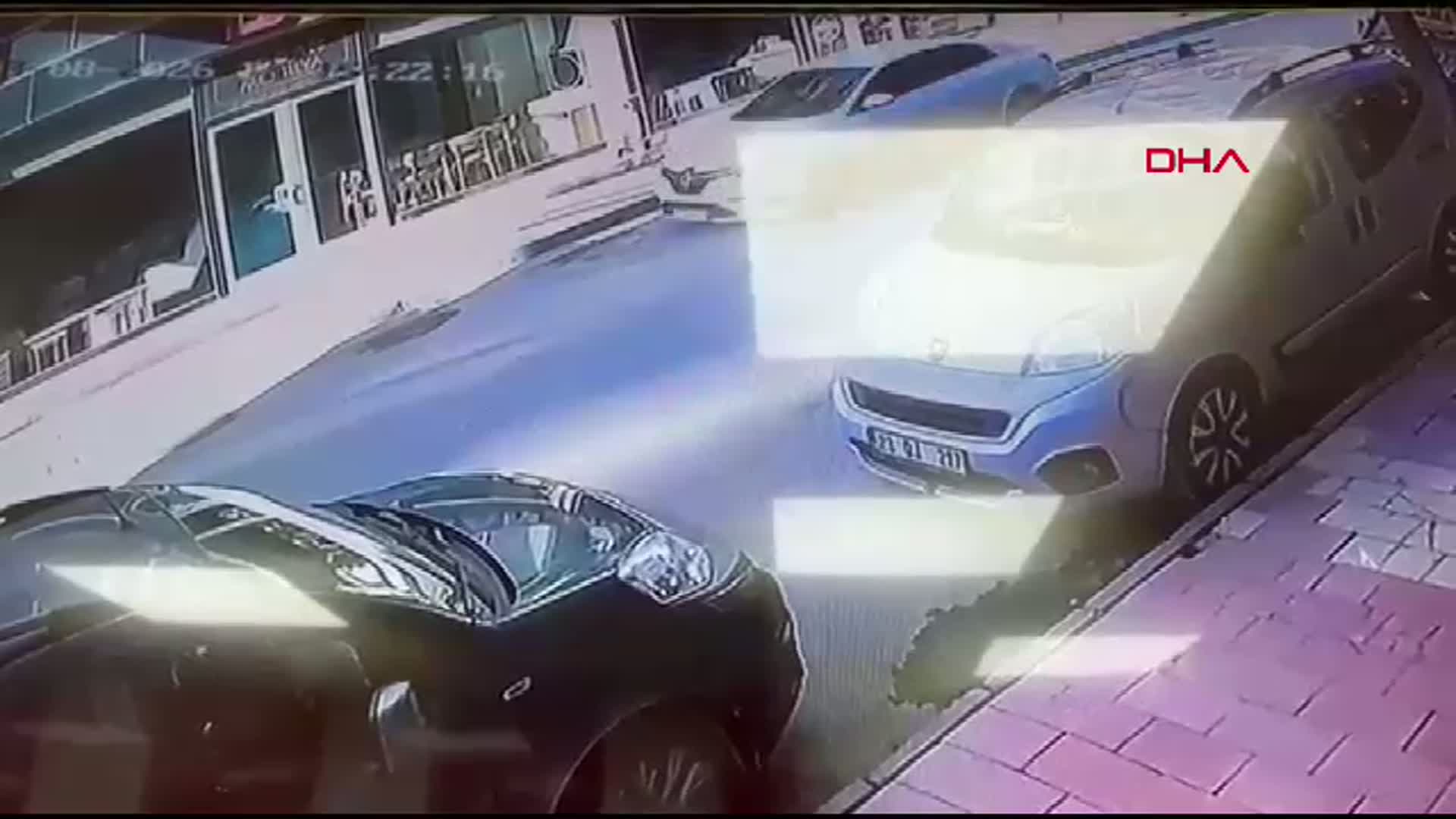 Elazığ'da Otomobilin Mobilya Mağazasına Girdiği İlginç Kaza