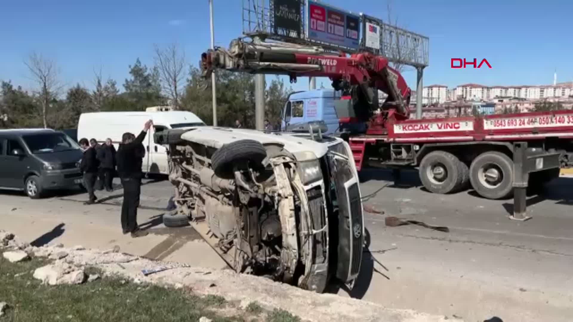 Gaziantep'te Kamyonet ile Minibüs Çarpıştı: 4 Yaralı