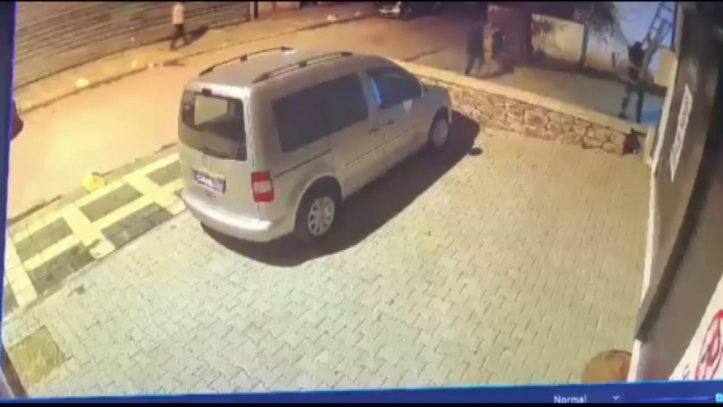 Kadıköy'de Soygun: Merdivenle Eve Giren 3 Şüpheli, 1 Milyon Liralık Altın Çaldı