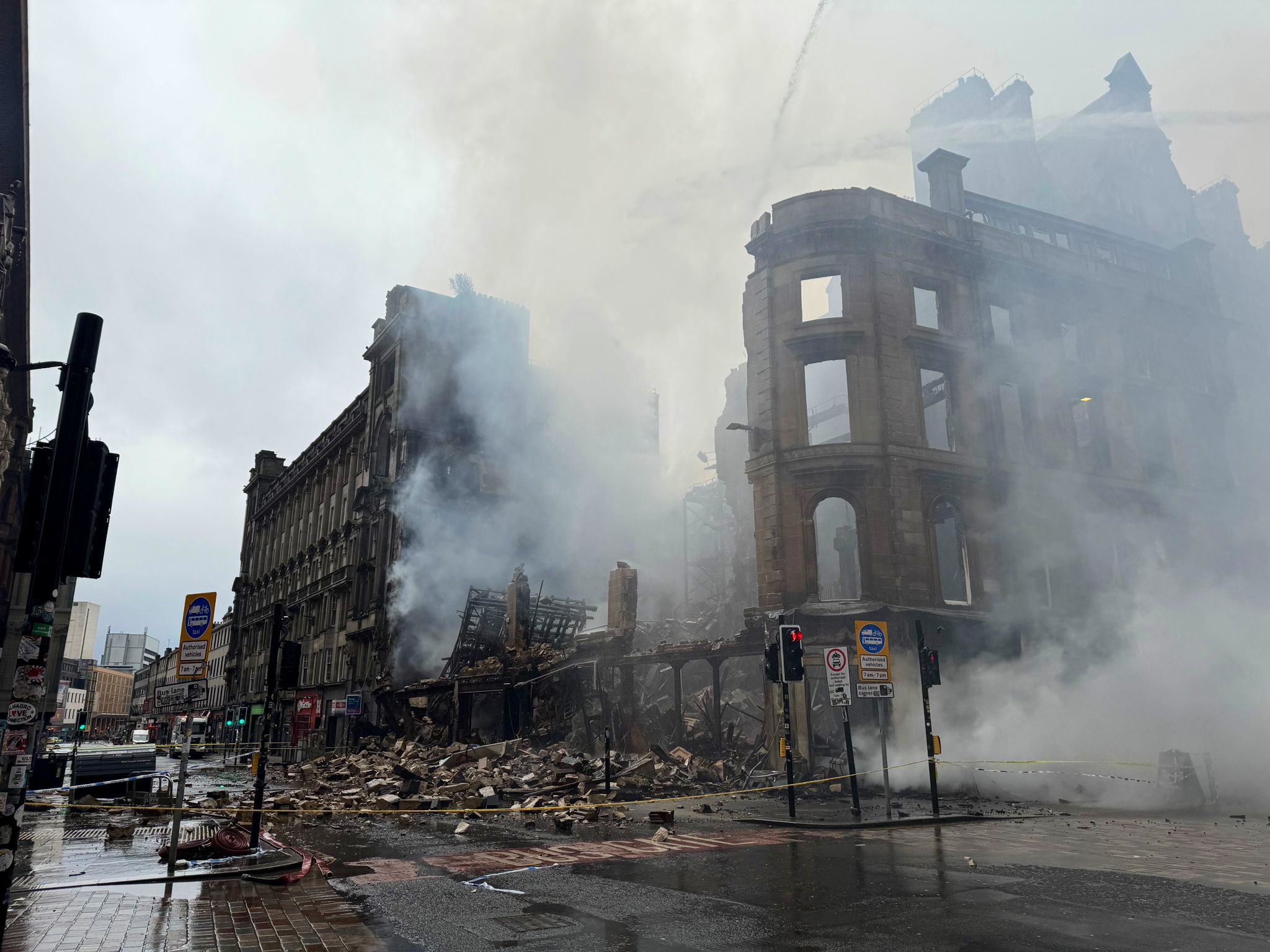 Glasgow Central Tren İstasyonu'nda Yangın: Bir Bina Yok Oldu