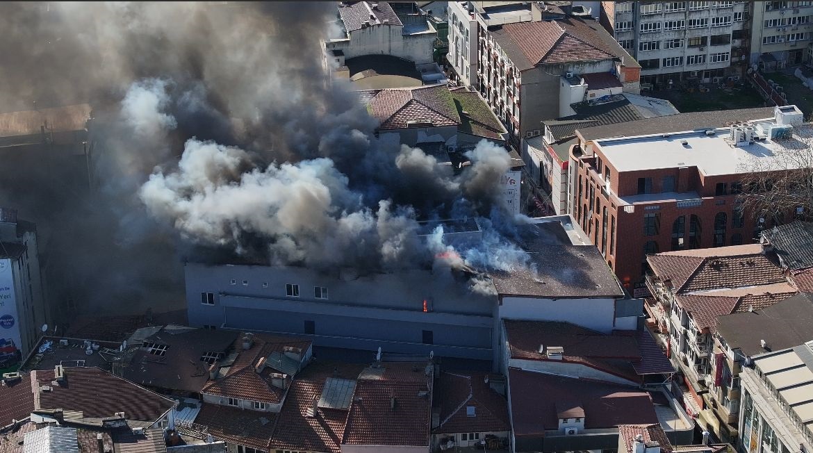 İzmit'teki İş Merkezinde Yangın: 2 Kişi Dumandan Etkilendi