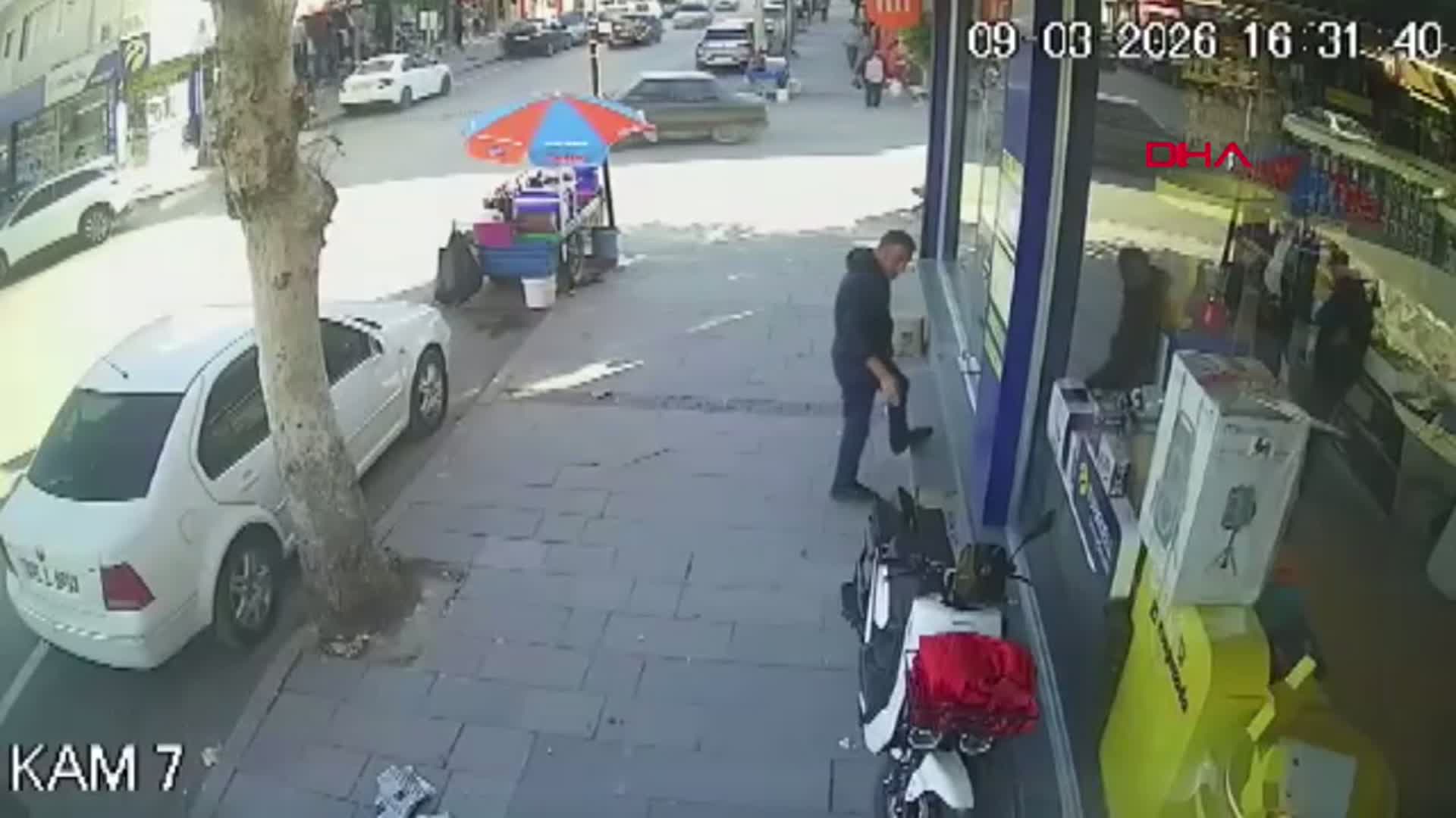 Adana'da Otomobil ve Motosiklet Çarpıştı: 1 Kişi Yaralandı