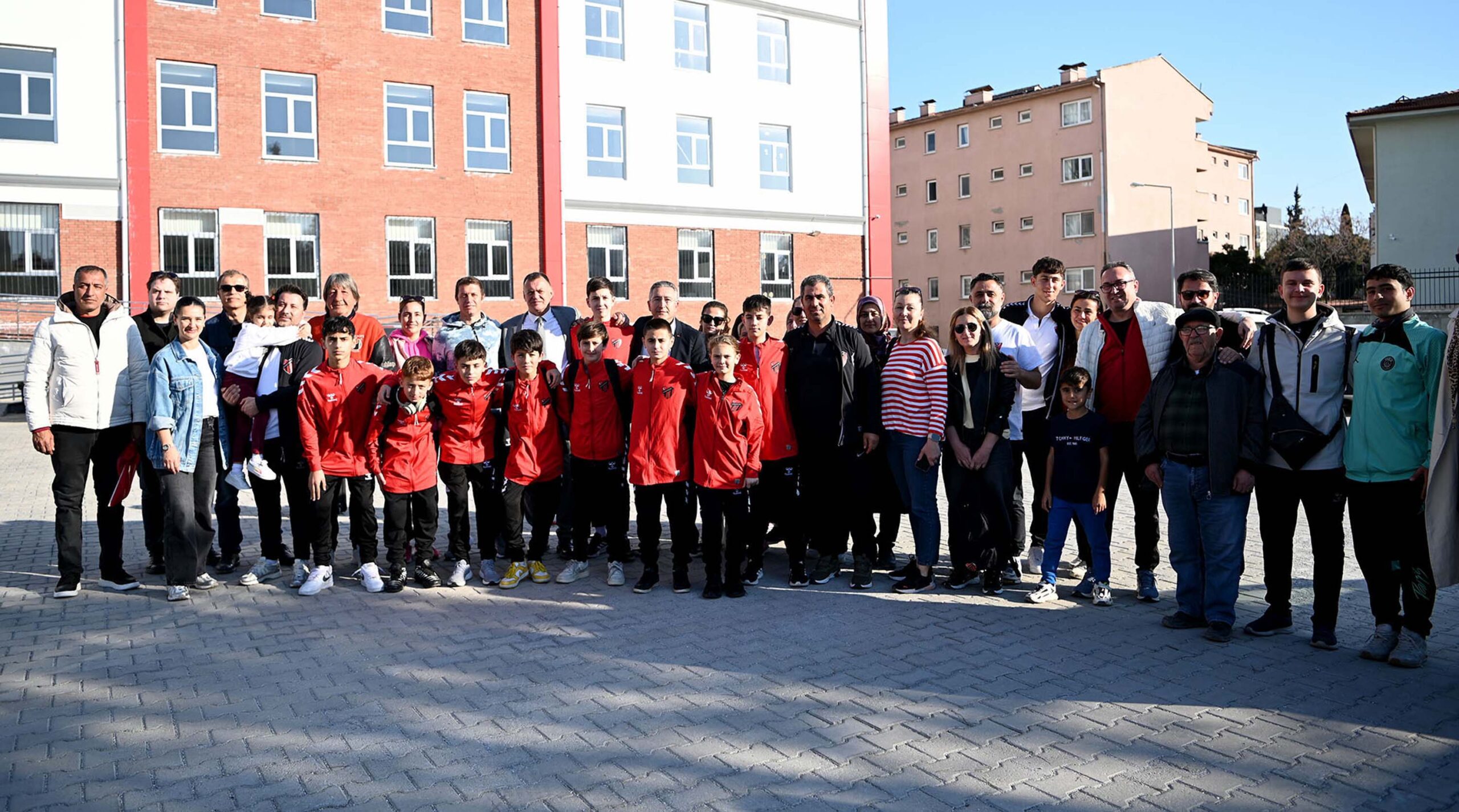Katar'dan Sağ Salim Dönen Türk Sporcular, Kuşadası'na Varış Yaptı