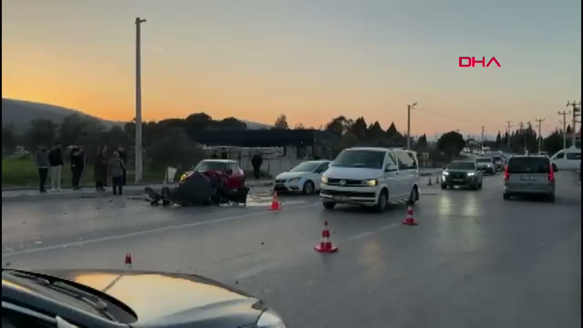 İzmir'de Zincirleme Trafik Kazası: 3 Yaralı