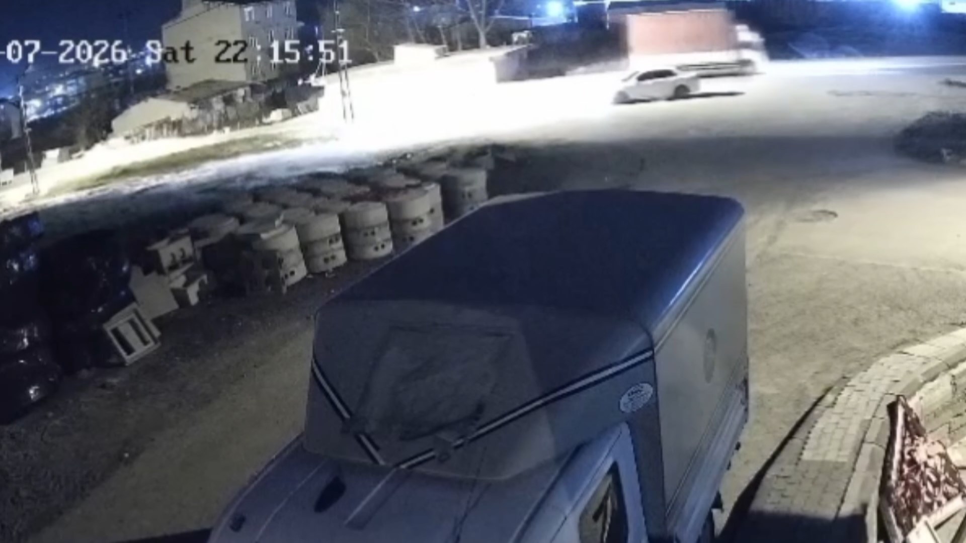 Arnavutköy'de Kamyonetin Çarptığı Otomobil Ters Döndü; Sürücü Olay Yerinden Kaçtı