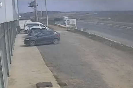 Çatalca'da Kamyonun Refüje Çarpması Sonucu Şoför Yaralandı