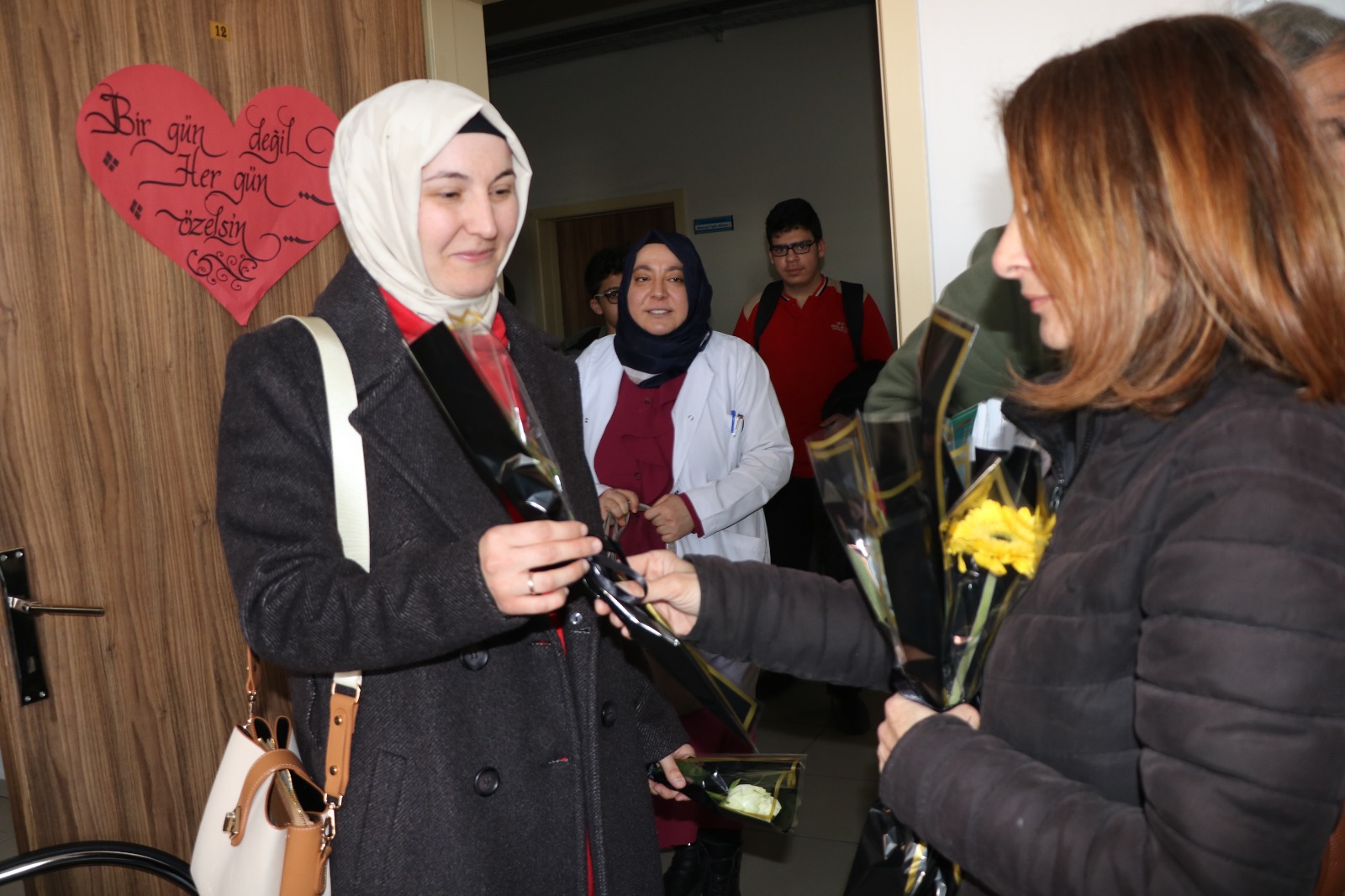 Fatma Nur Öğretmen İçin Anma Etkinliği: 650 Öğretmene Çiçek Dağıtıldı