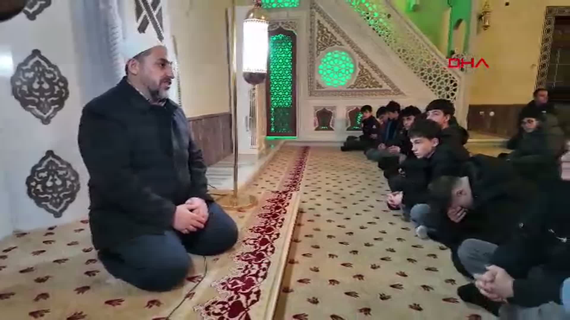 Rizeli Lise Öğrencileri Cemaati Az Olan Camileri Canlandırıyor