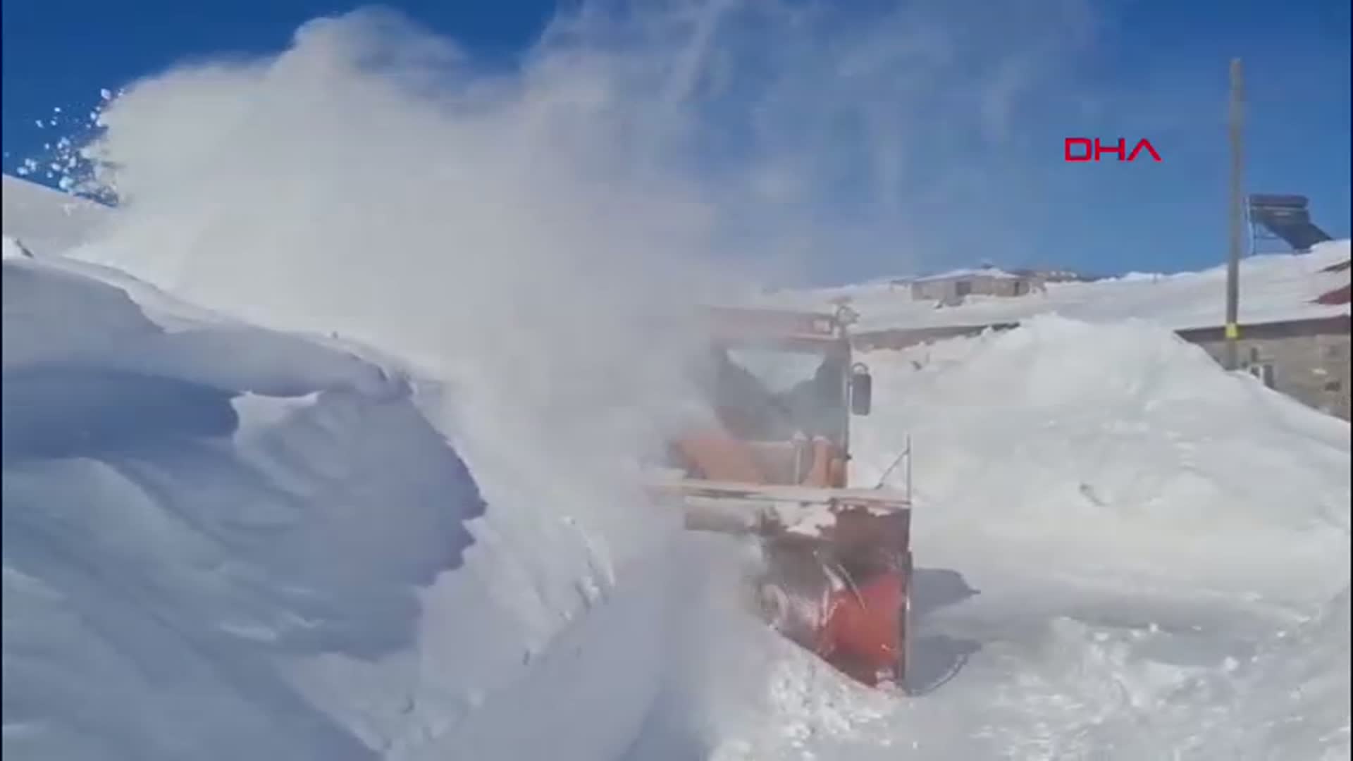 Kars'ta 3 Metrelik Karla Ekiplerin Mücadelesi Devam Ediyor