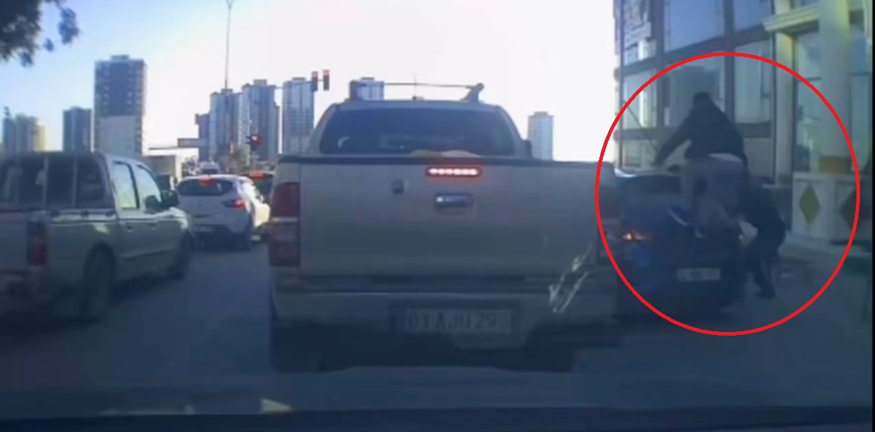 Adana'da Trafik Tartışması Sona Ermedi: Araç Saldırıya Uğradı