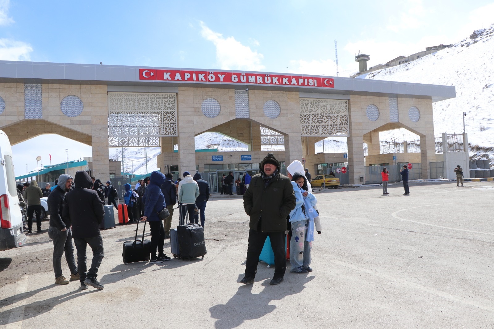 İranlılar Sınırda Barış Mesajı Verdi