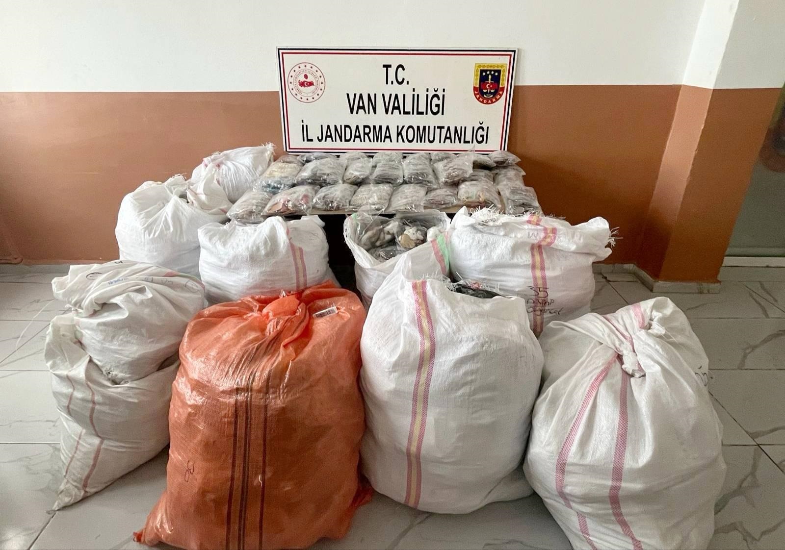 Van'da Dev Gümrük Kaçağı Operasyonu: 3,5 Milyon TL'lik Eşya Ele Geçirildi