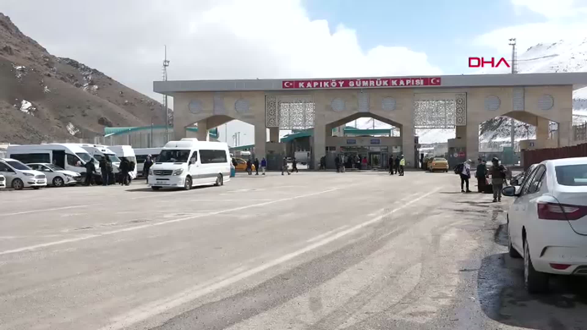Sınırda Barış Mesajları: İranlılar Türkiye'ye Geçiş Yaptı
