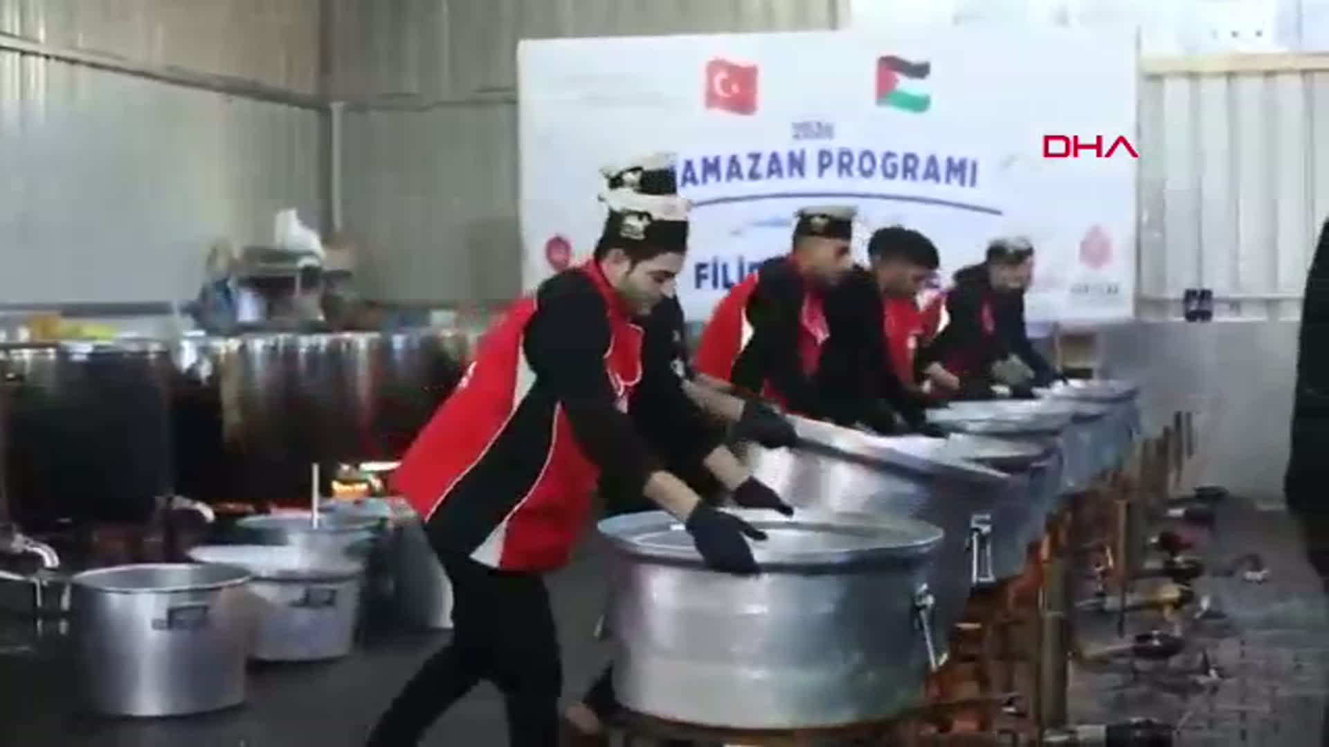 Gazze'de İhtiyaç Sahiplerine Günlük 10 Bin İftar Yemeği Ulaştırılıyor