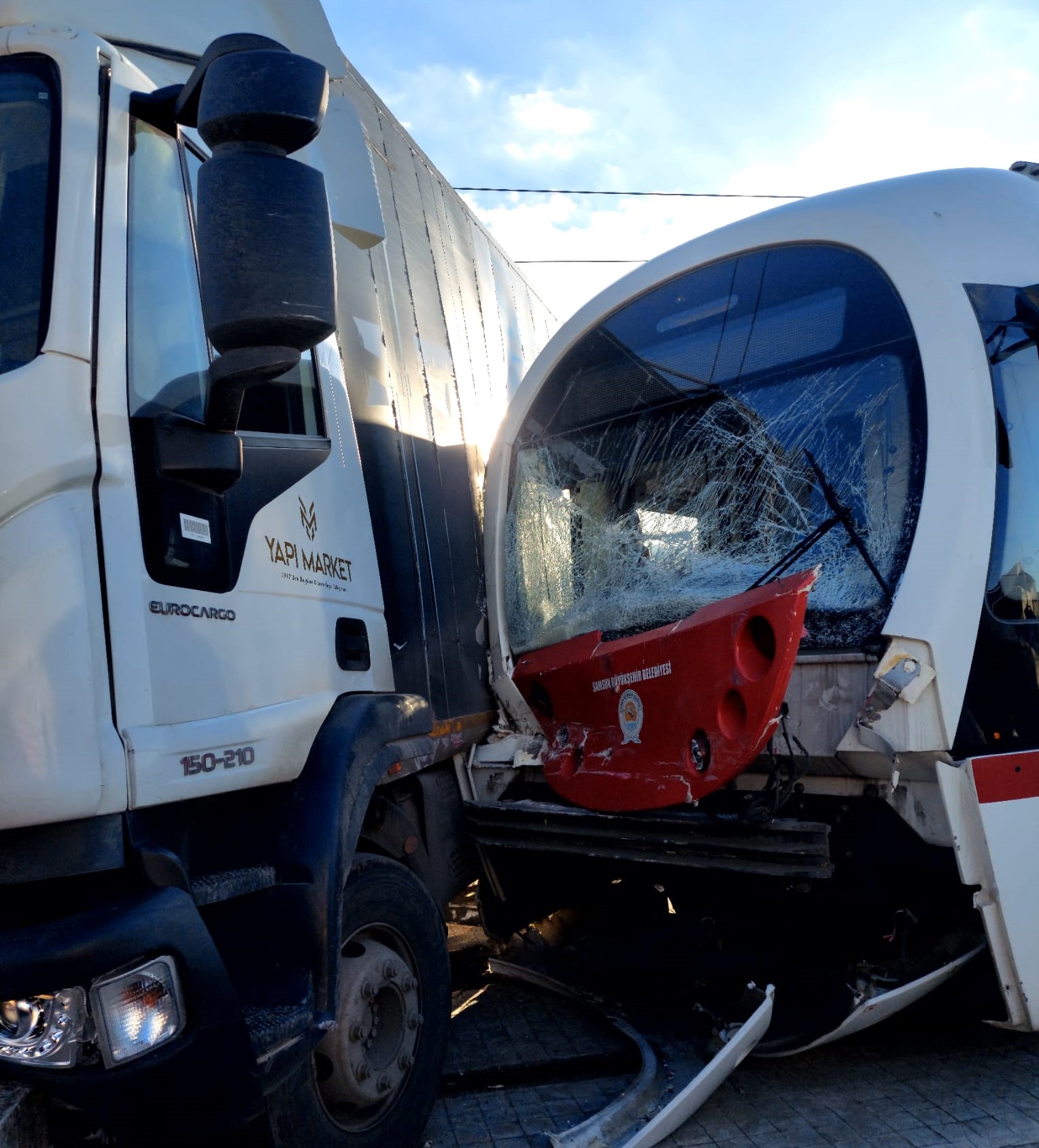 Samsun'da Tramvay ve Kamyon Çarpıştı: 3 Yaralı