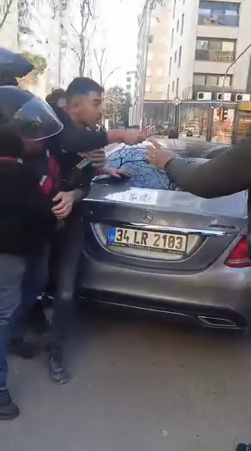 Kadıköy'de Yol Verme Tartışması Kanlı Bitti: Kamyonet Şoförüne Saldırı