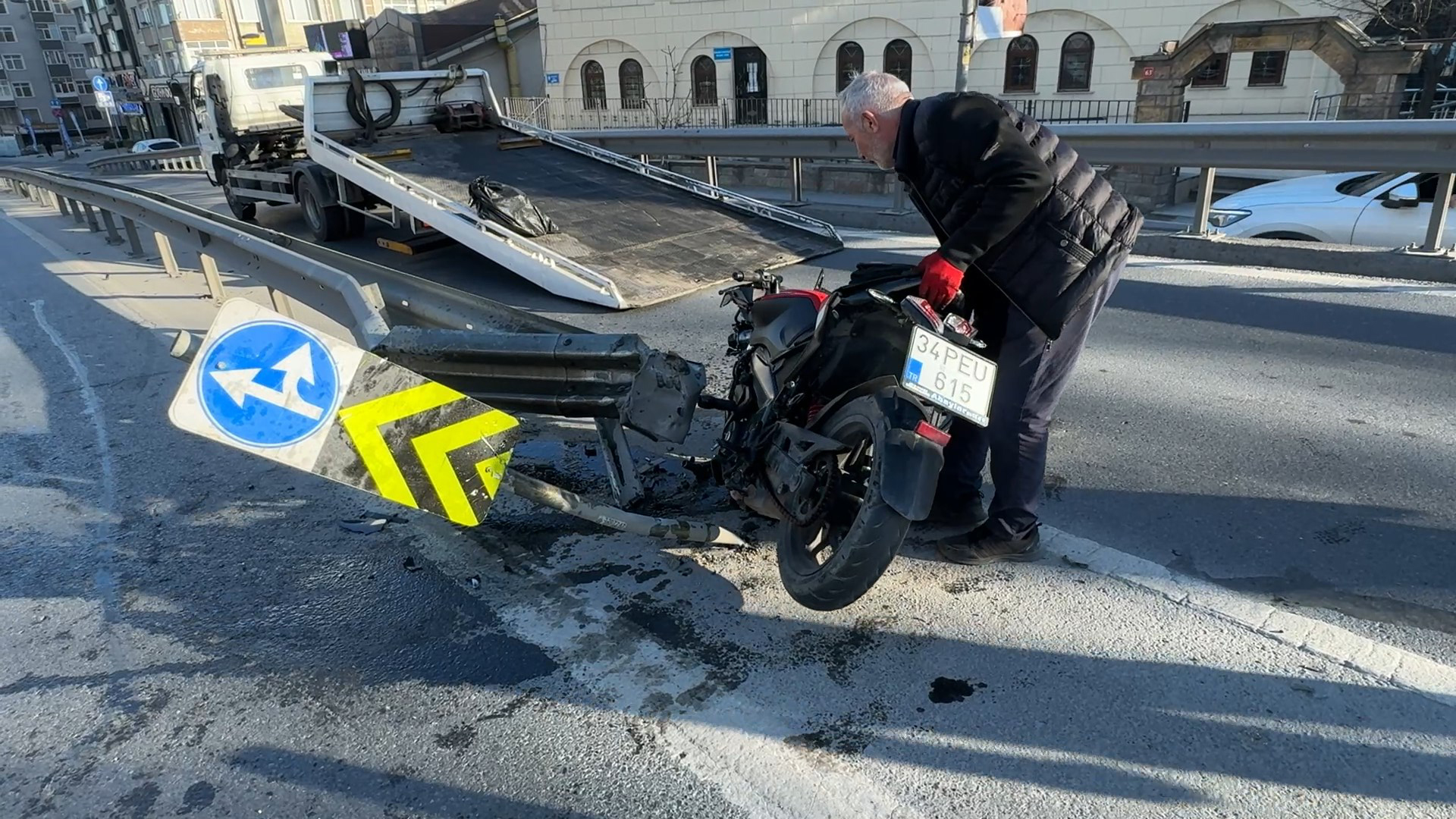 Avcılar'da Motosiklet Kazası: Sürücü Ağır Yaralandı