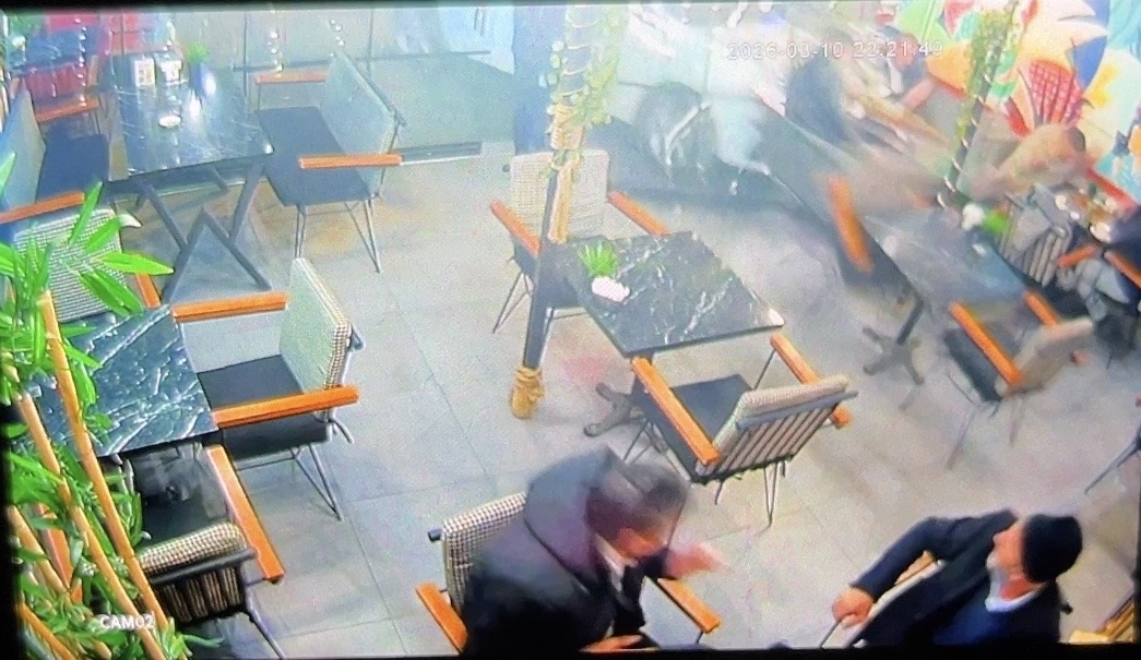 Kocaeli'de Otomobil Kafeye Girdi, İki Yaralı