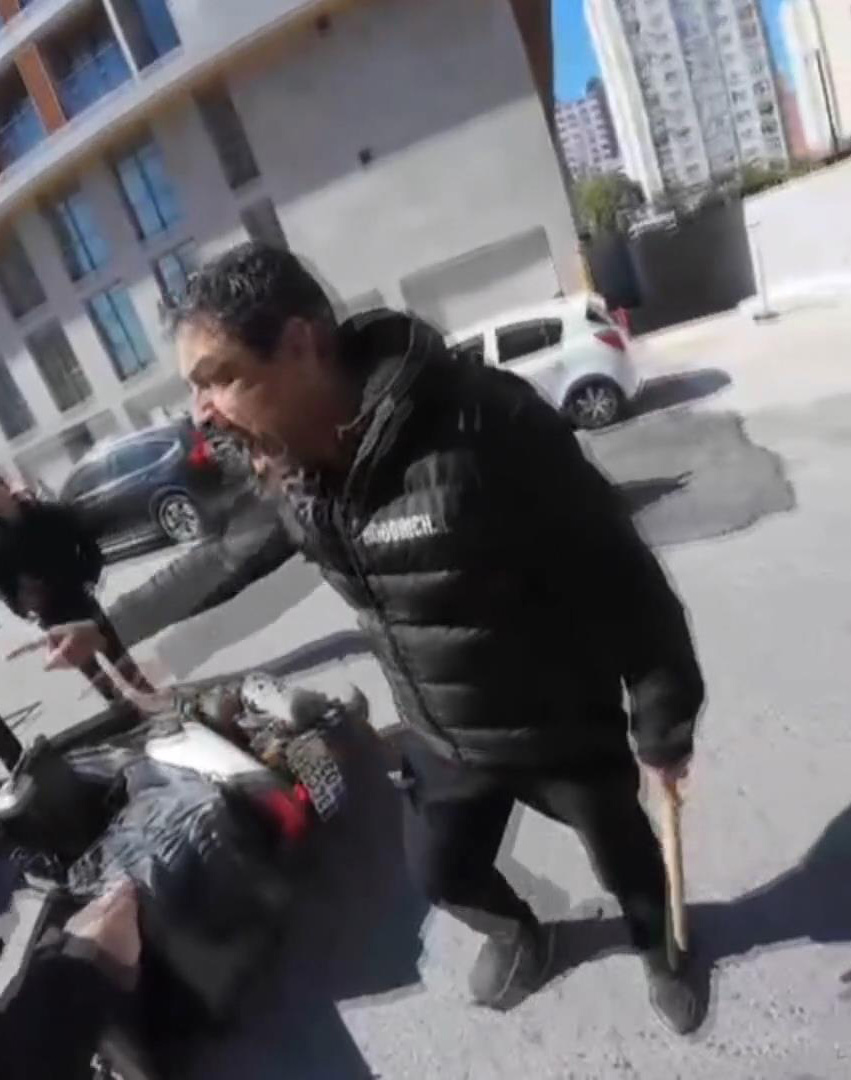Esenyurt'ta Şerit İhlali Nedeniyle Motokurye ile Otomobil Sürücüsü Arasında Kavga Yaşandı