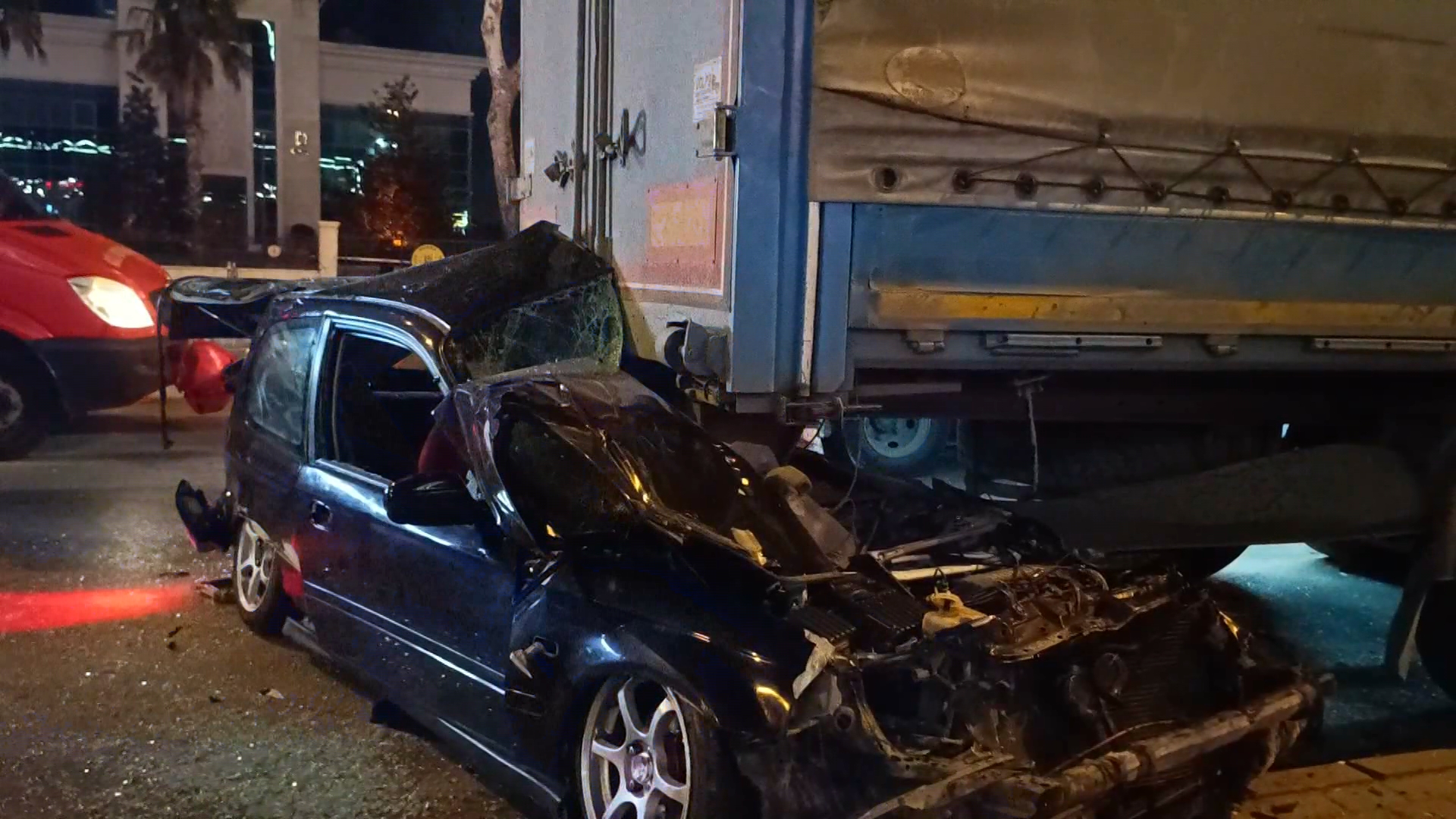 Bursa'da Otomobil TIR'ın Altına Girdi: 1 Kişi Ağır Yaralandı