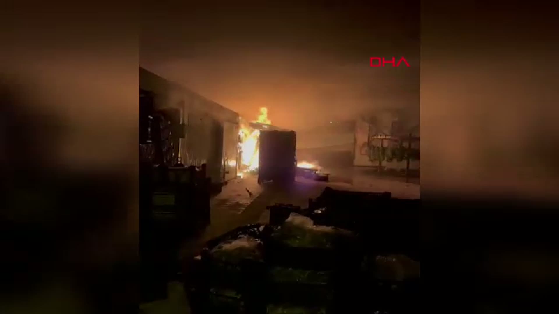 Antalya'da Muz Tesisinde Yangın: Soğuk Hava Deposunda Büyük Hasar