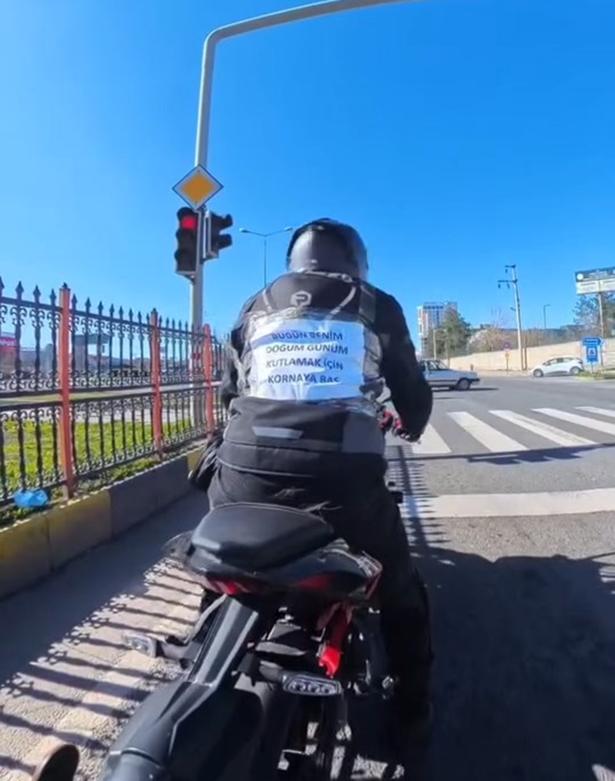 Diyarbakır'da Motosikletli Sürücünün Doğum Günü Kornayla Kutlandı
