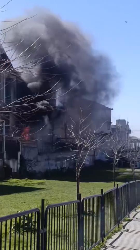 Bayrampaşa'da 3 Katlı Binada Yangın Çıktı