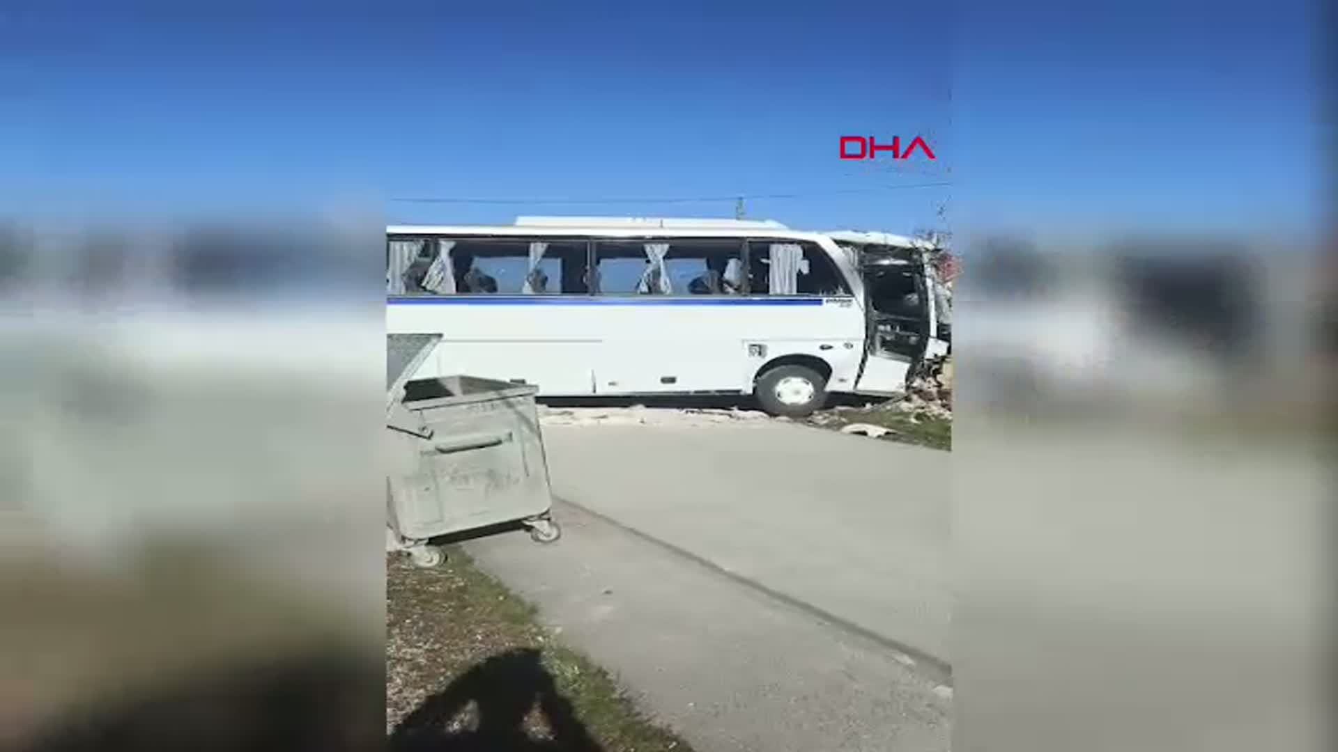 Konya'da Otobüs ve Öğrenci Servisi Çarpıştı: 17 Yaralı
