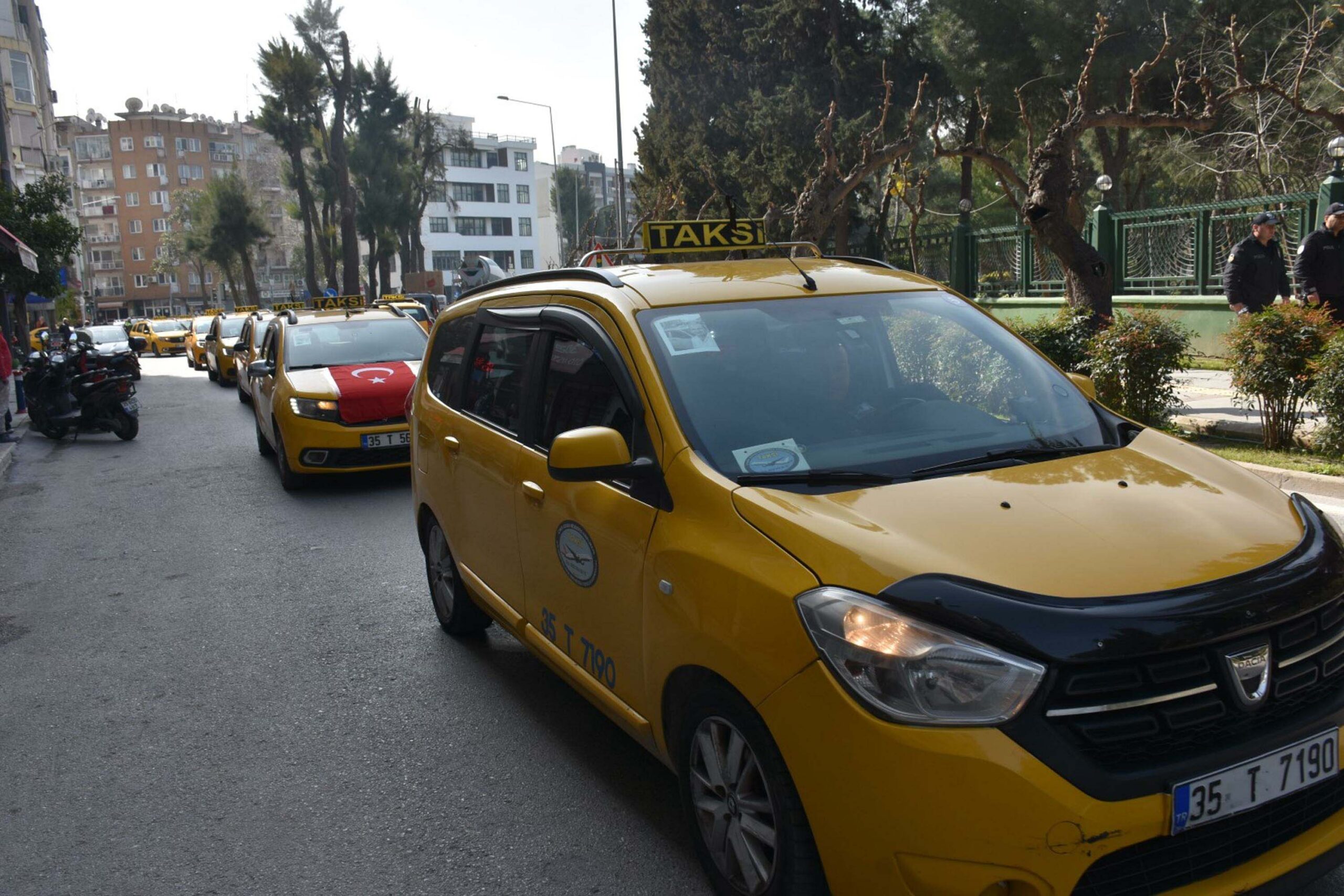 İzmir'de Taksici Cinayetinde Meslektaşlarından Tepki Konvoyu