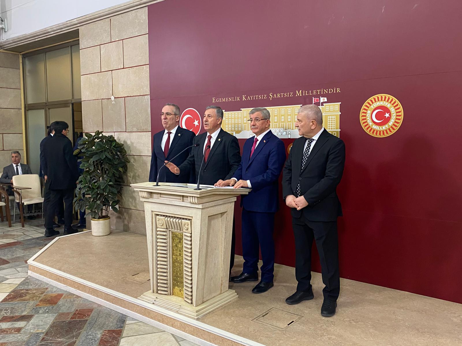 Ahmet Davutoğlu'ndan Türkiye'ye Ara Buluculuk Çağrısı
