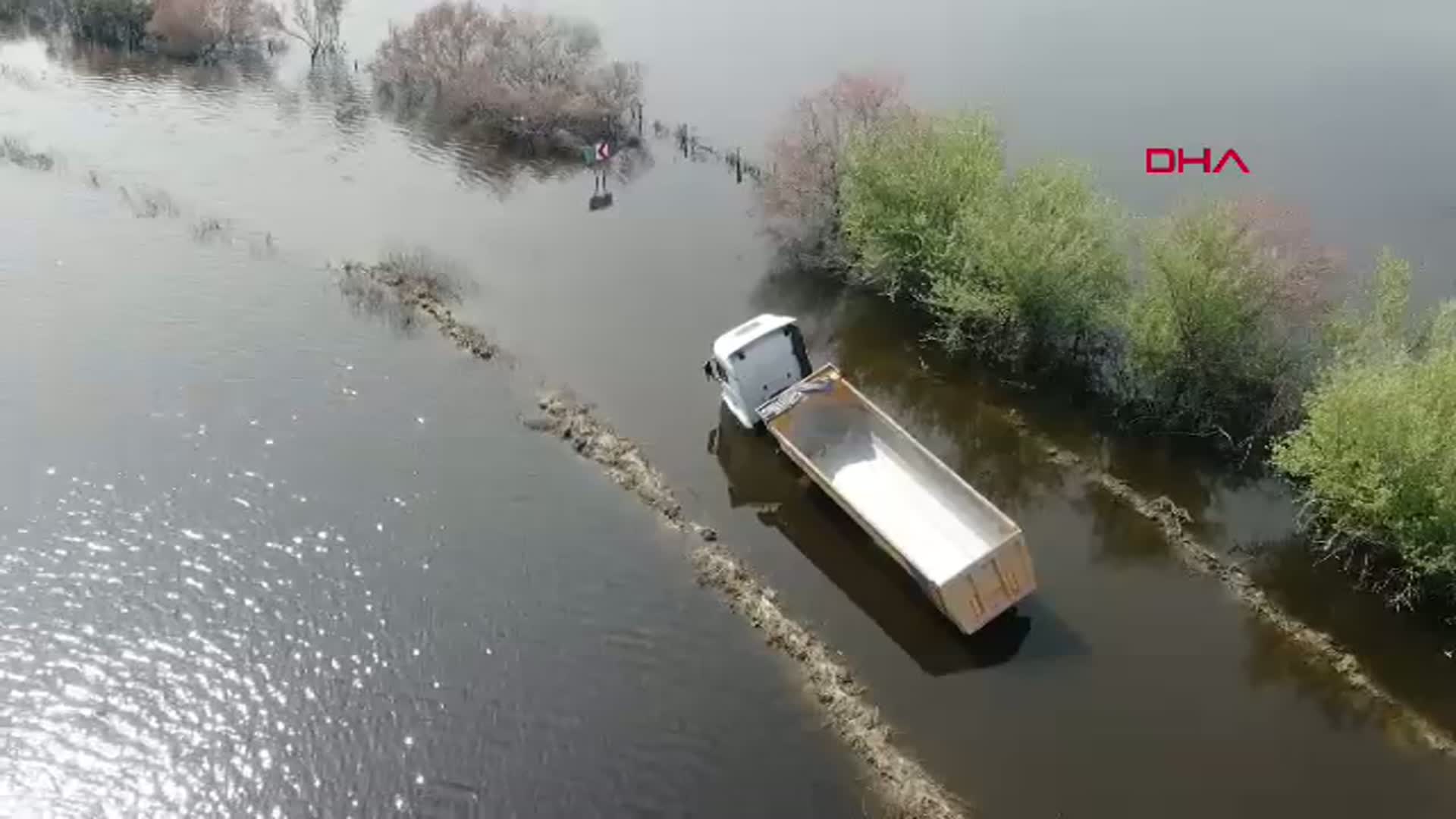Aydın'da Taşkın Sularında Mahsur Kalan TIR Şoförü Sandalla Kurtarıldı
