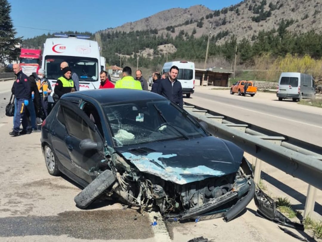 Amasya'da Otomobil ve Kamyonet Çarpıştı: 3 Yaralı