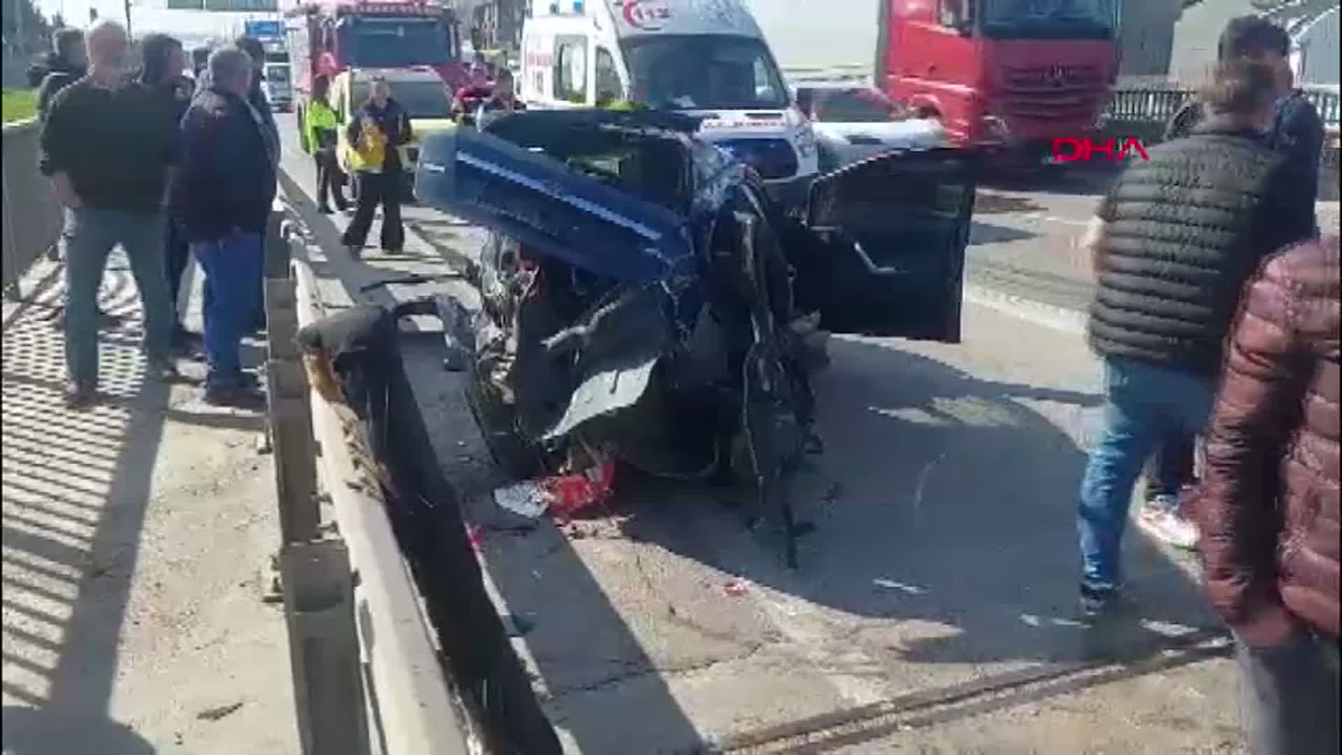 Balıkesir'de Kaza: Refüje Çarpan Otomobil, Su Tankeriyle Çarpıştı